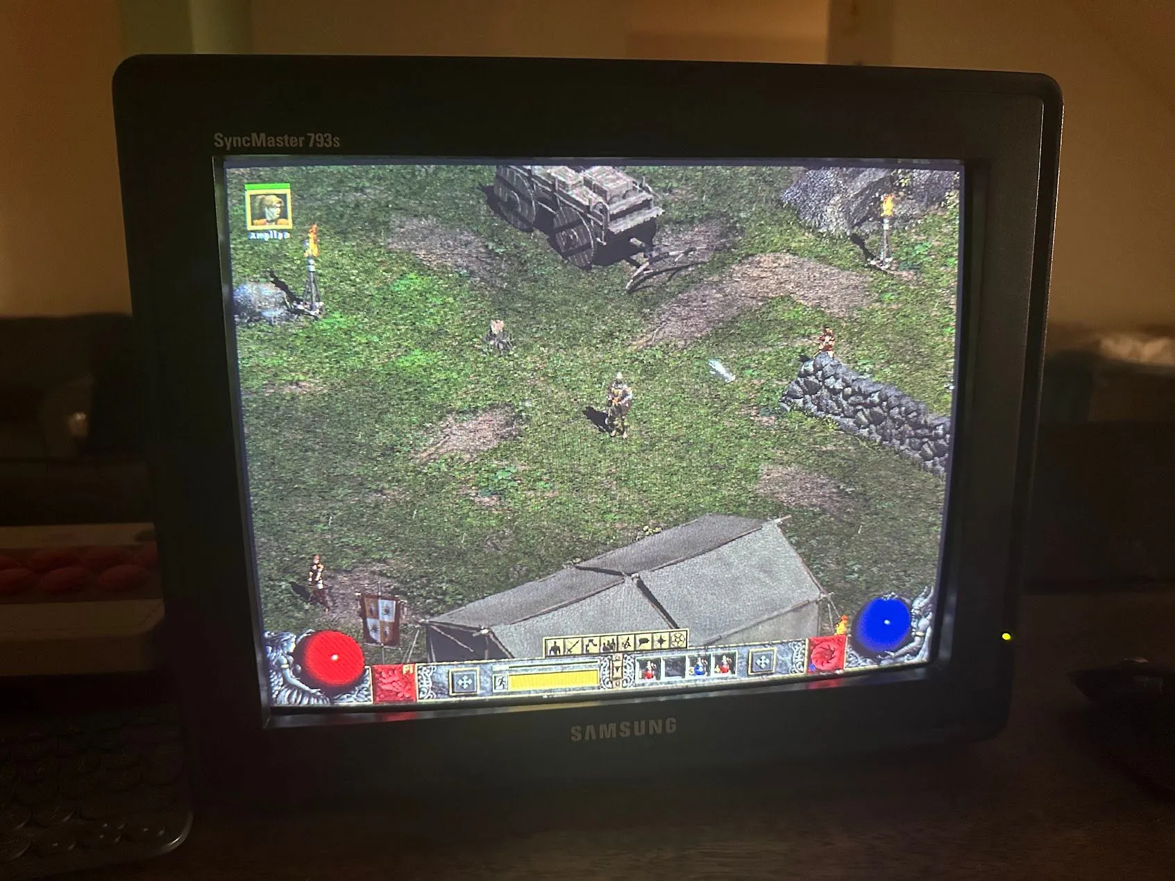 Diablo II hiển thị trên màn hình CRT, cho thấy nhân vật đang chiến đấu trong môi trường game