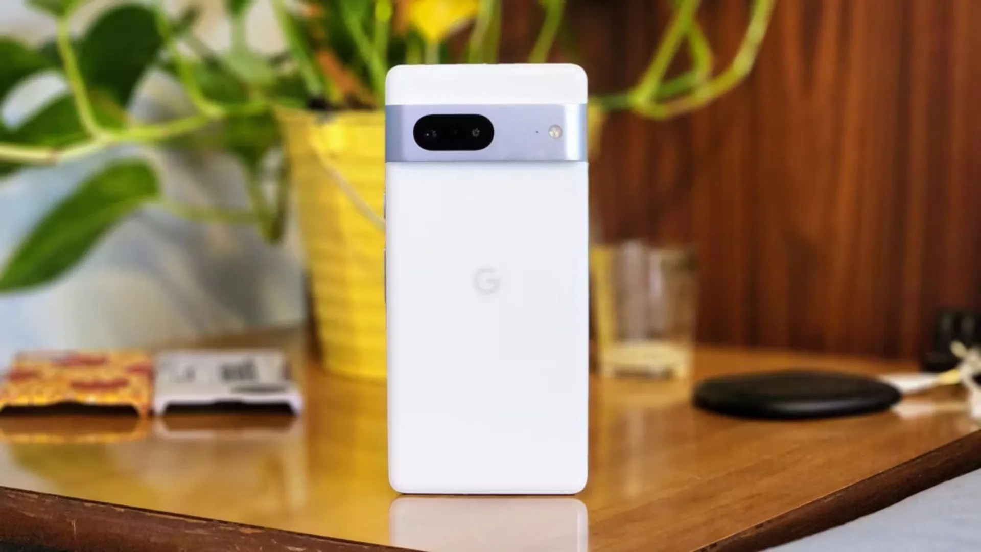 Điện thoại Google Pixel 7 màu trắng ngà đứng trên mặt bàn, tôn vinh cụm camera đặc trưng và phong cách thiết kế hiện đại.