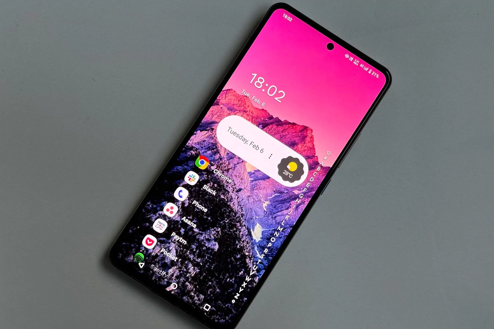 Điện thoại hiển thị giao diện của Niagara Launcher, một trình khởi chạy tùy chỉnh phổ biến