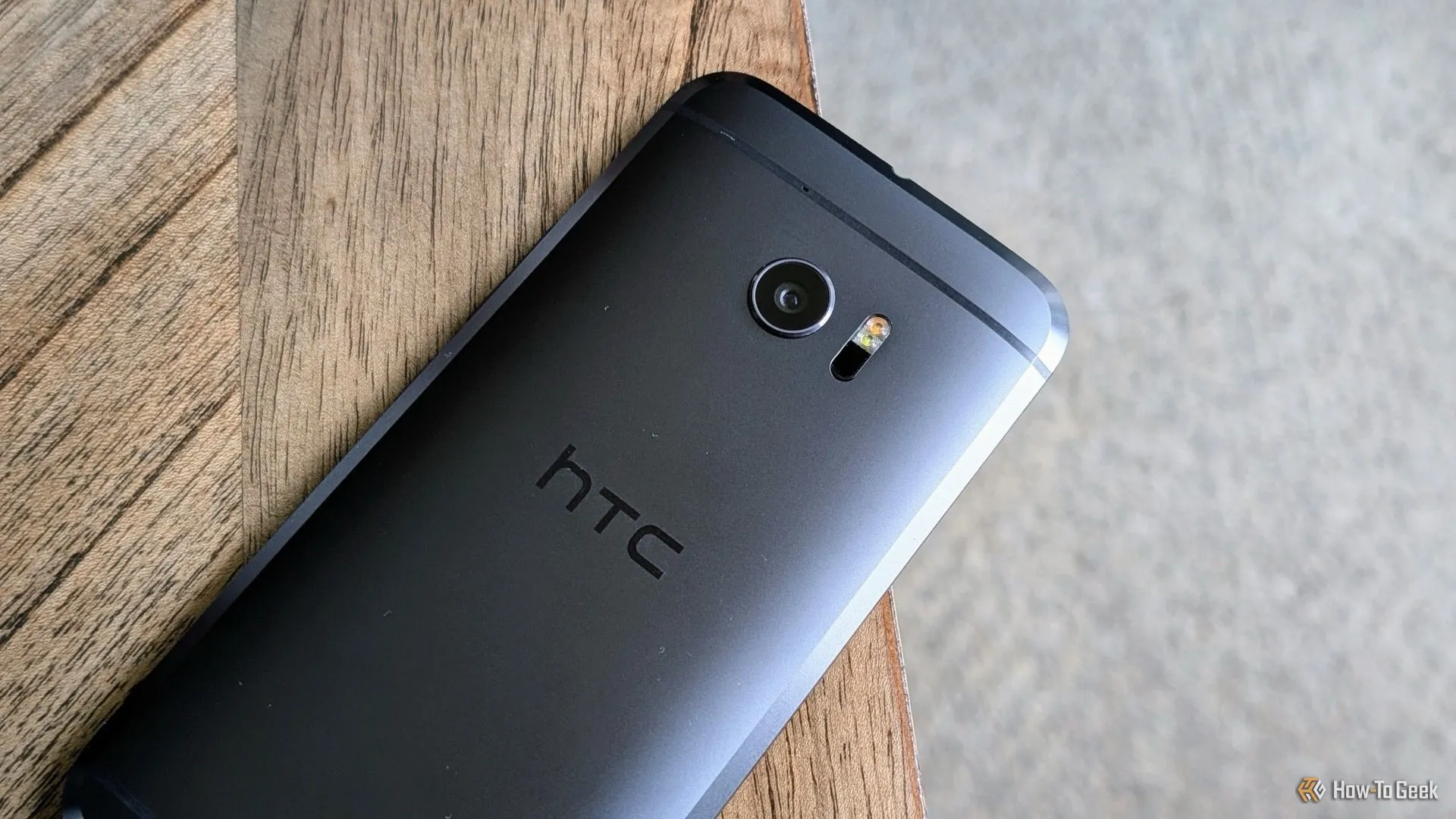 Điện thoại HTC 10 màu bạc sang trọng với thiết kế kim loại nguyên khối, nhấn mạnh sự chắc chắn và tinh tế.