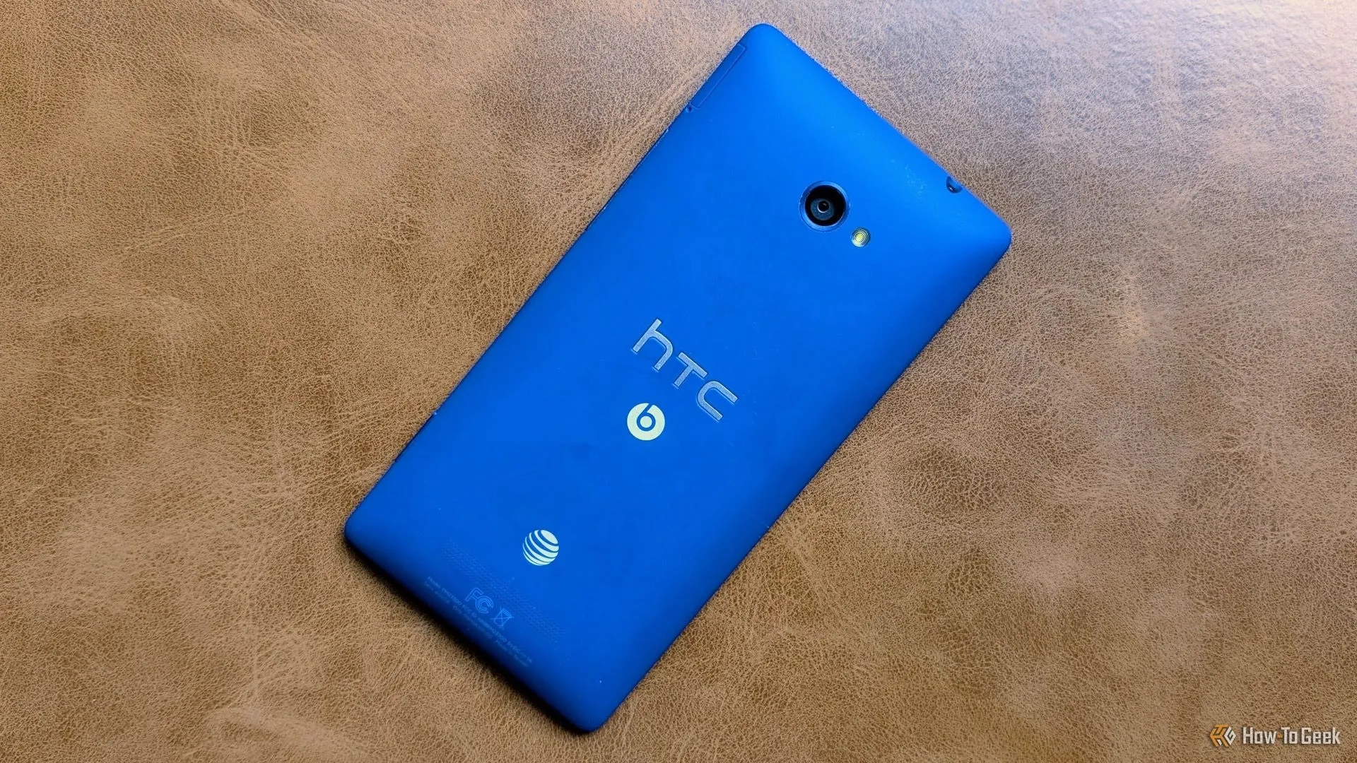 Điện thoại HTC Windows Phone 8X màu xanh lam nổi bật với thiết kế cạnh bo tròn và góc nhọn độc đáo, phản ánh phong cách Windows Phone.