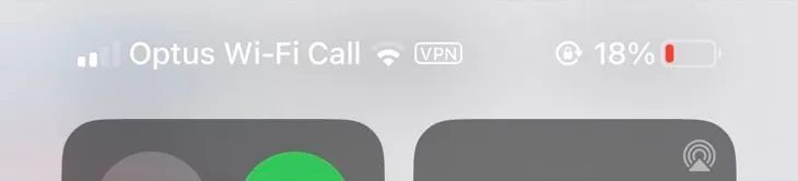 Điện thoại iPhone hiển thị biểu tượng Wi-Fi Calling và cường độ sóng di động, giúp người dùng kiểm tra trạng thái kết nối.