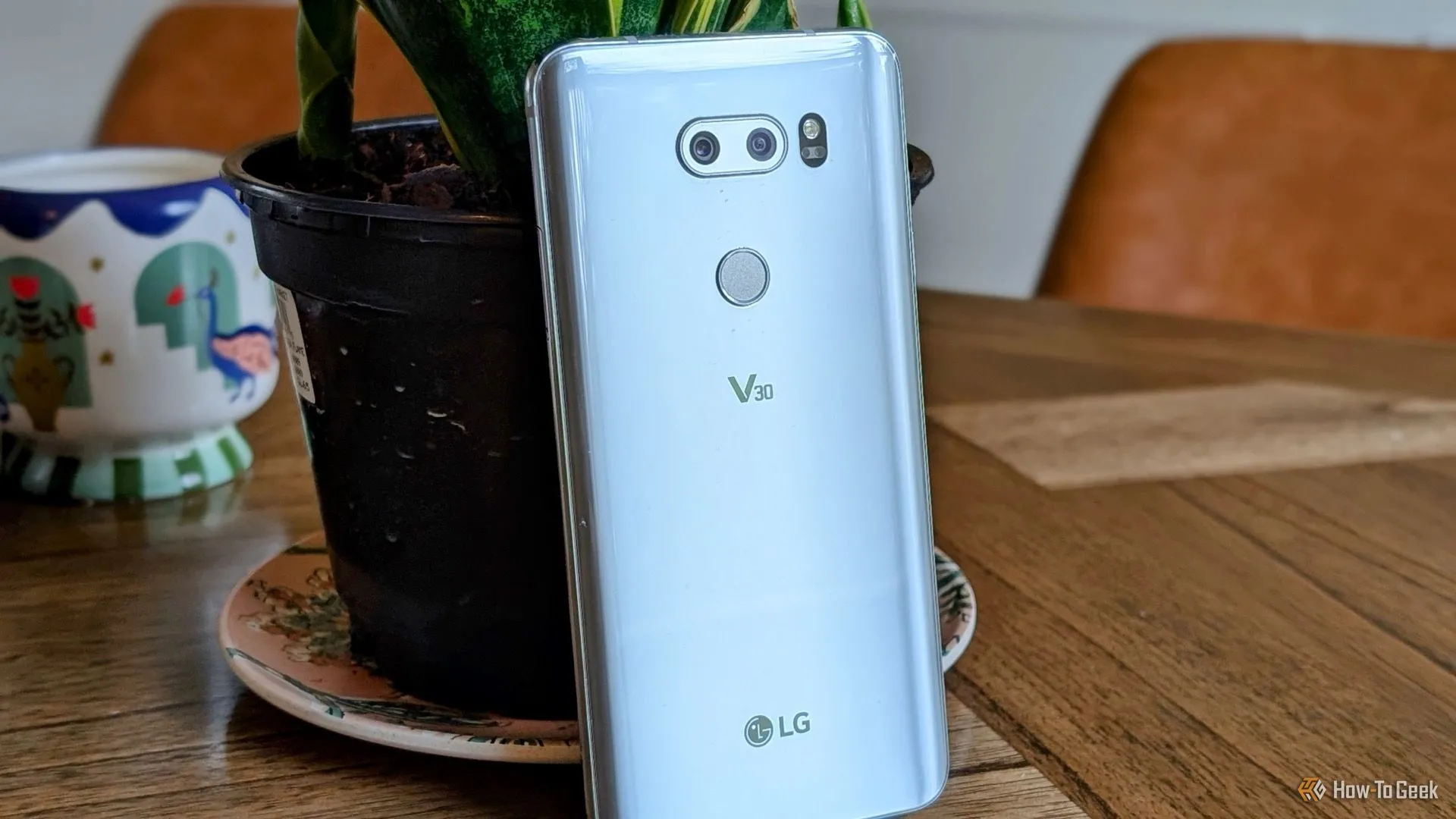 Điện thoại LG V30 màu đen với màn hình hiển thị sống động, nổi bật thiết kế thanh lịch và tối giản.