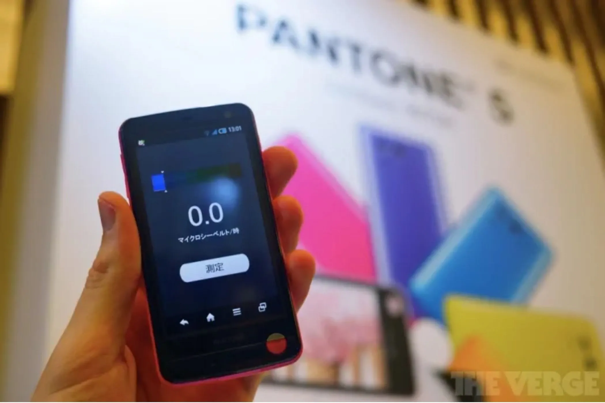 Điện thoại Pantone 107SH với màn hình hiển thị kết quả đo phóng xạ