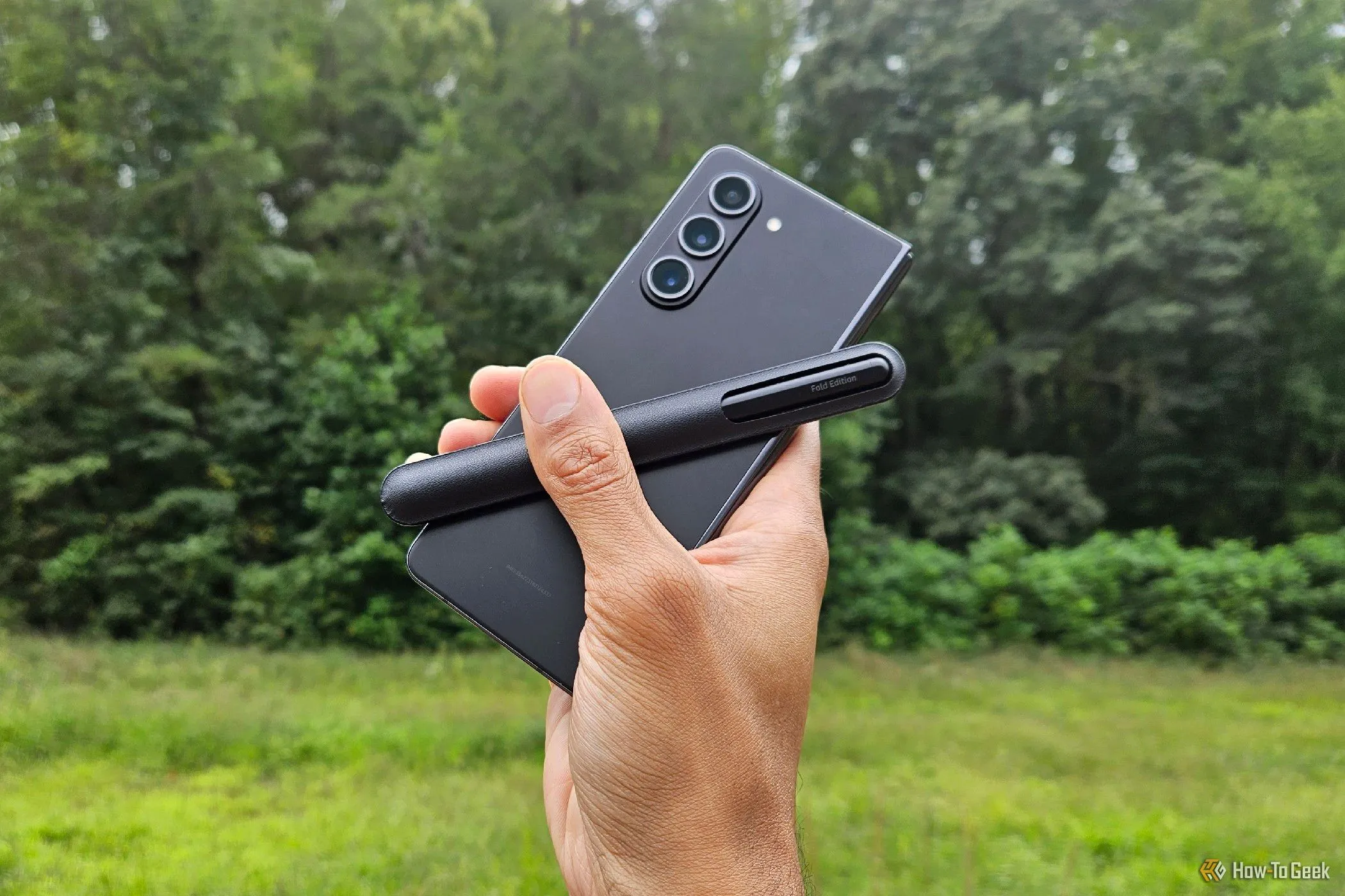 Điện thoại Samsung Galaxy Z Fold 5 bên cạnh bút S Pen Fold Edition, thể hiện sự kết hợp công cụ làm việc hiệu quả