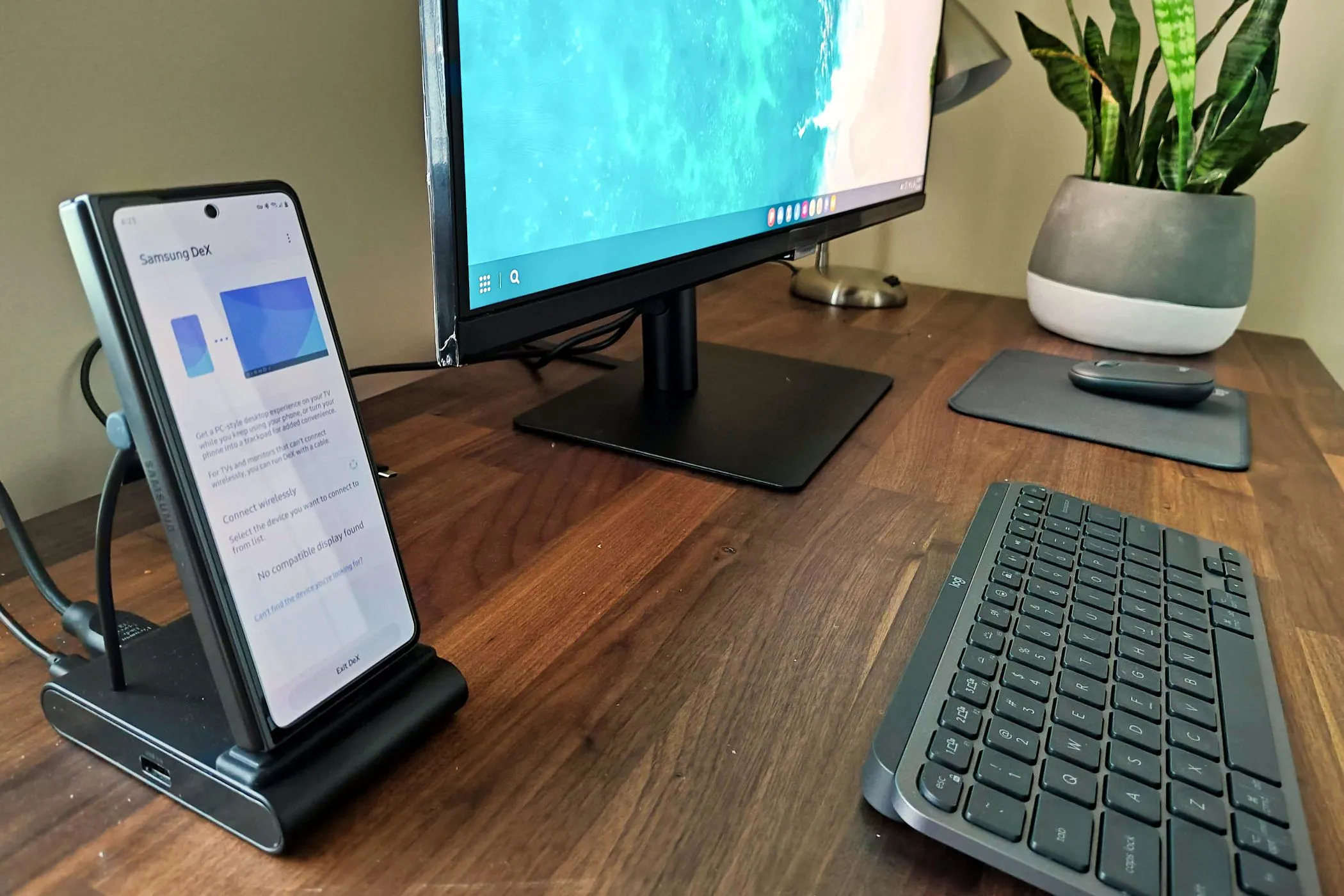 Điện thoại Samsung Galaxy Z Fold 5 kết nối với dock Samsung DeX, minh họa khả năng truy cập dữ liệu khi màn hình hỏng.