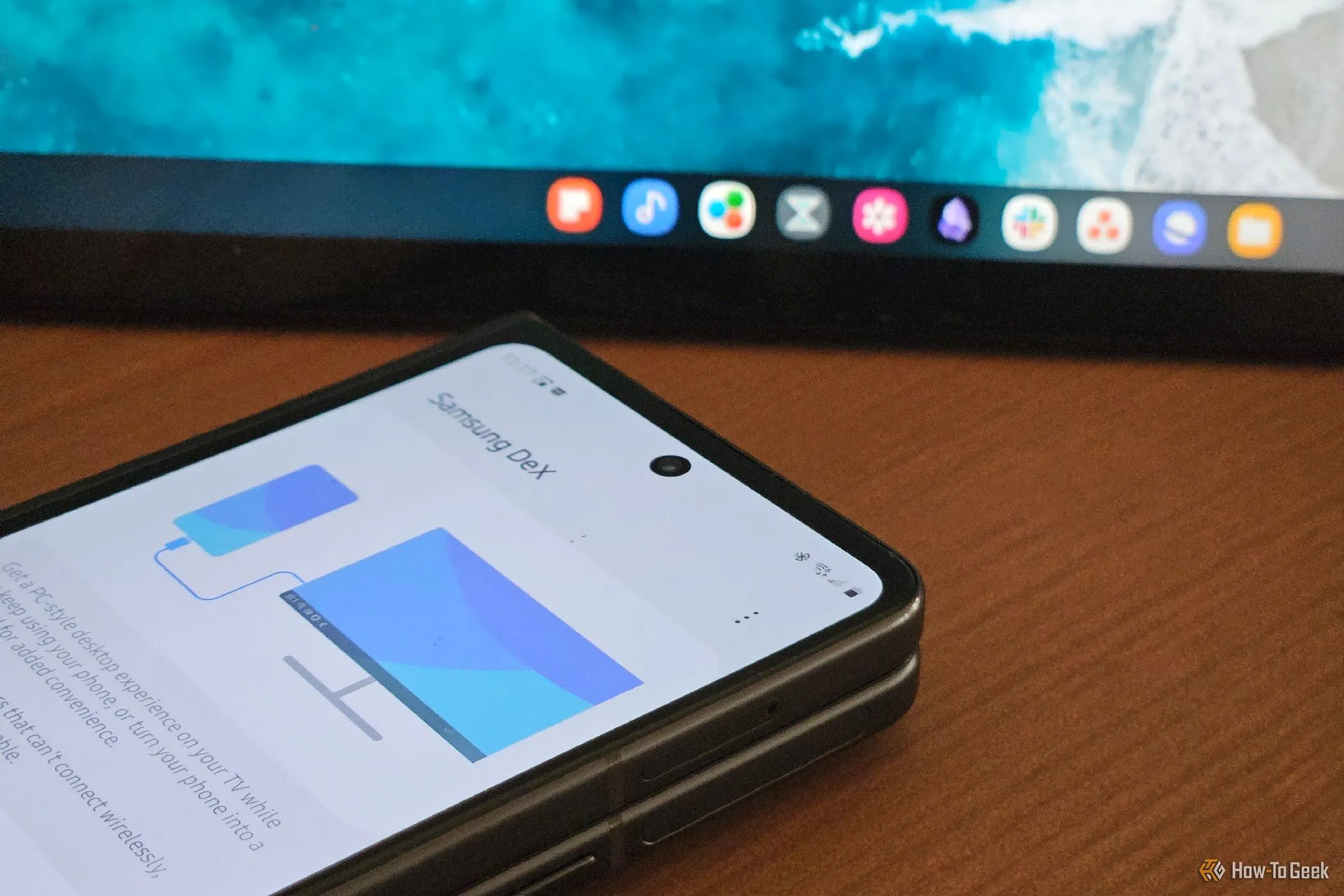 Điện thoại Samsung Galaxy Z Fold 5 kết nối với lapdock, khởi chạy giao diện Samsung DeX, mô phỏng trải nghiệm máy tính để bàn.