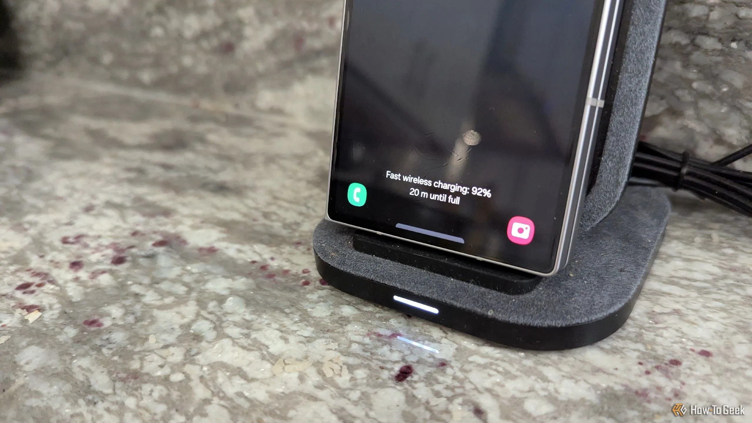 Điện thoại Samsung Galaxy Z Fold 6 đang đặt trên đế sạc không dây dạng đứng trong bếp, minh họa sạc tiện lợi khi làm việc nhà
