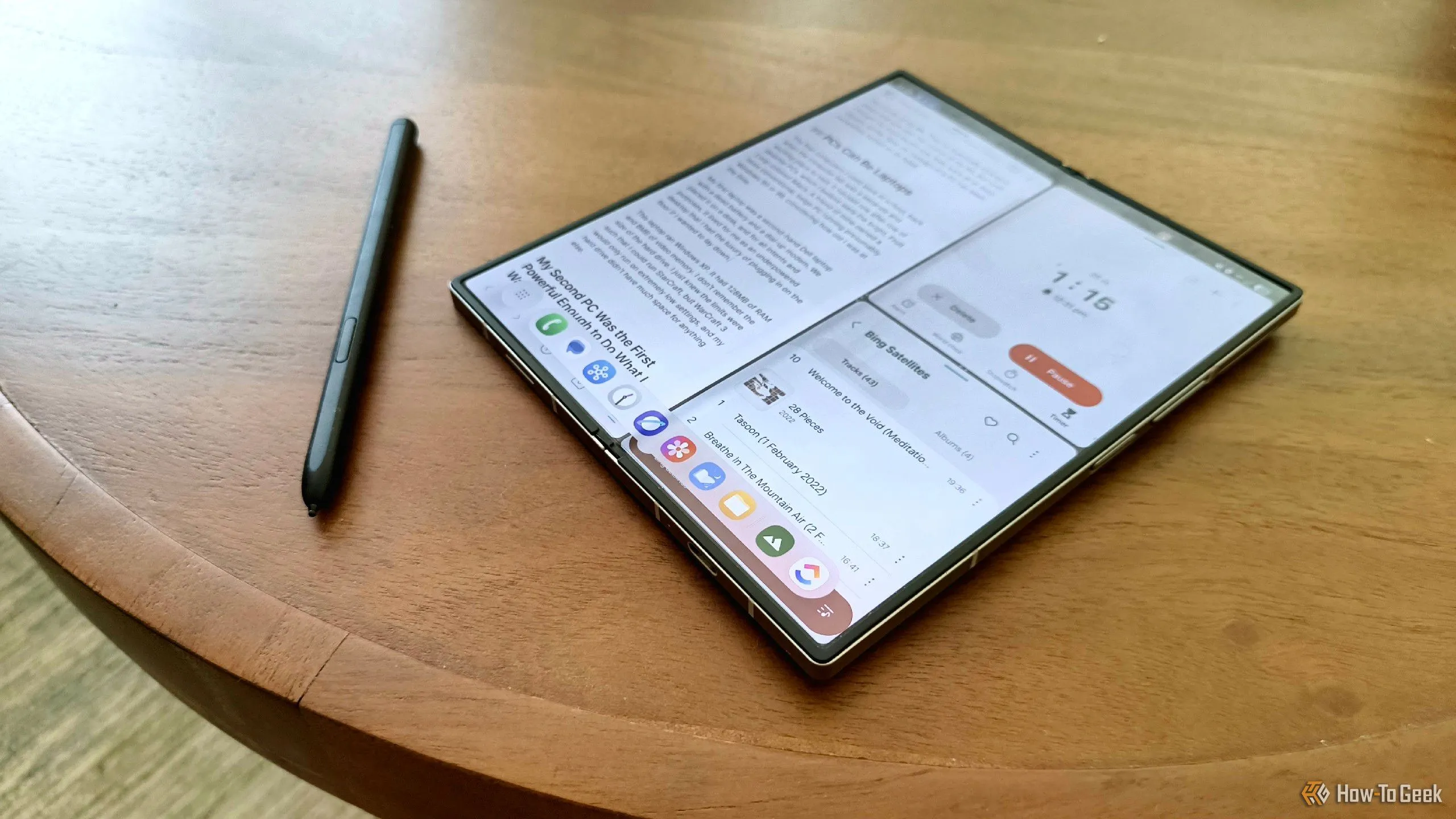 Điện thoại Samsung Galaxy Z Fold 6 màu đen gập mở cùng bút S Pen đặt trên bàn cà phê, thể hiện sự linh hoạt của thiết bị di động.