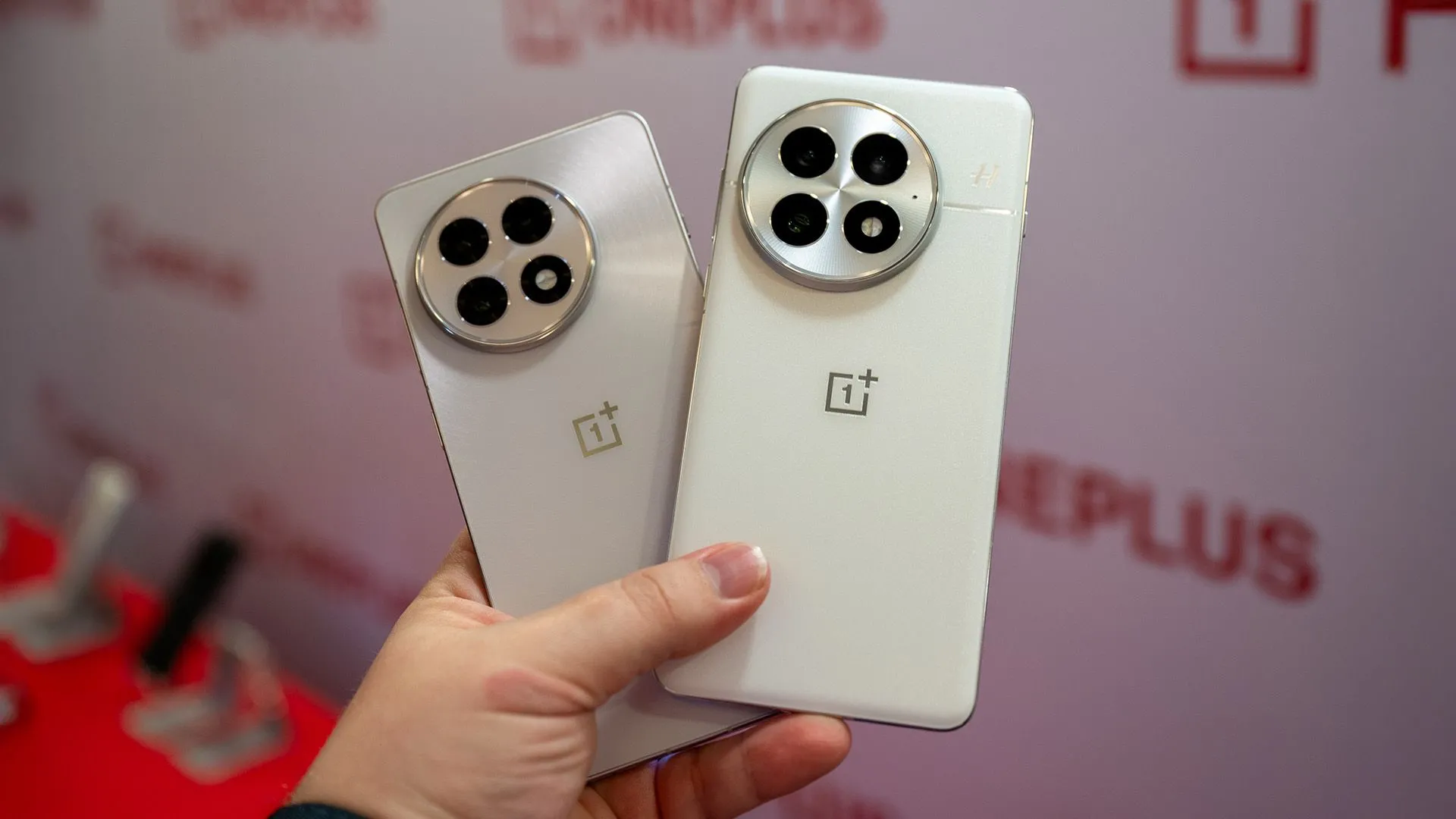 Điện thoại thông minh OnePlus 13 và OnePlus 13R