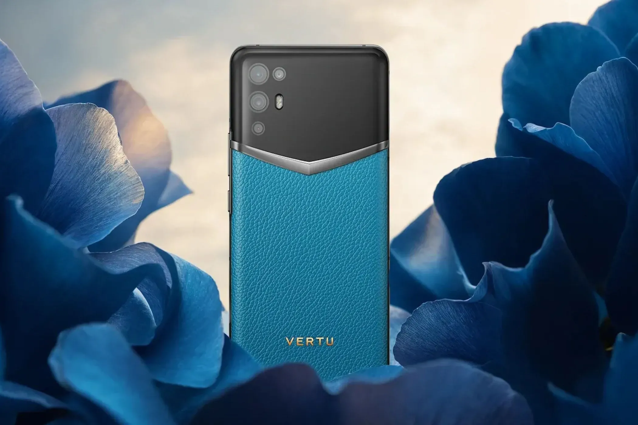 Điện thoại Vertu sang trọng với nút Concierge màu đỏ đặc trưng