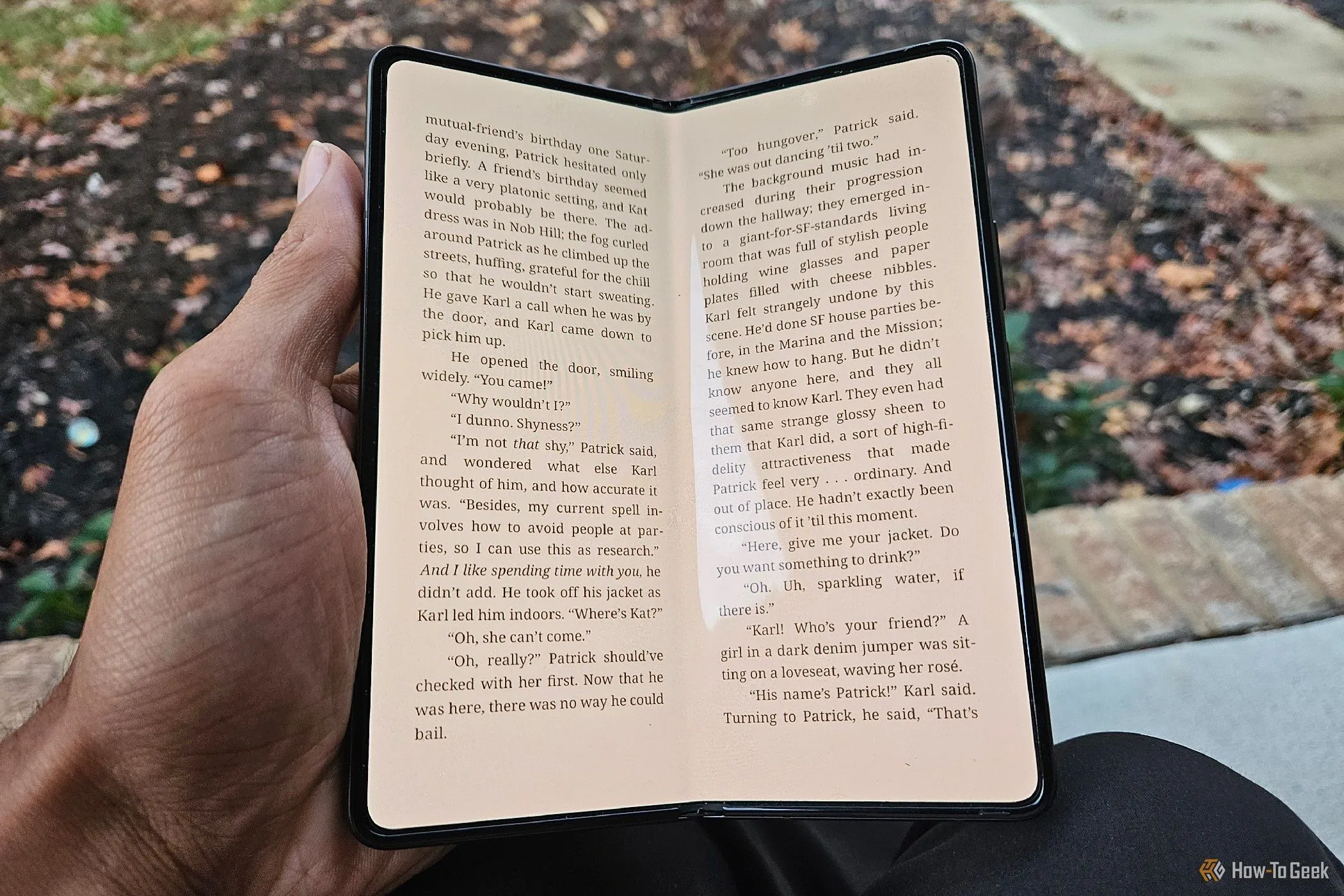 Đọc sách trên màn hình lớn của Samsung Galaxy Z Fold 5, thể hiện trải nghiệm sử dụng hai màn hình.