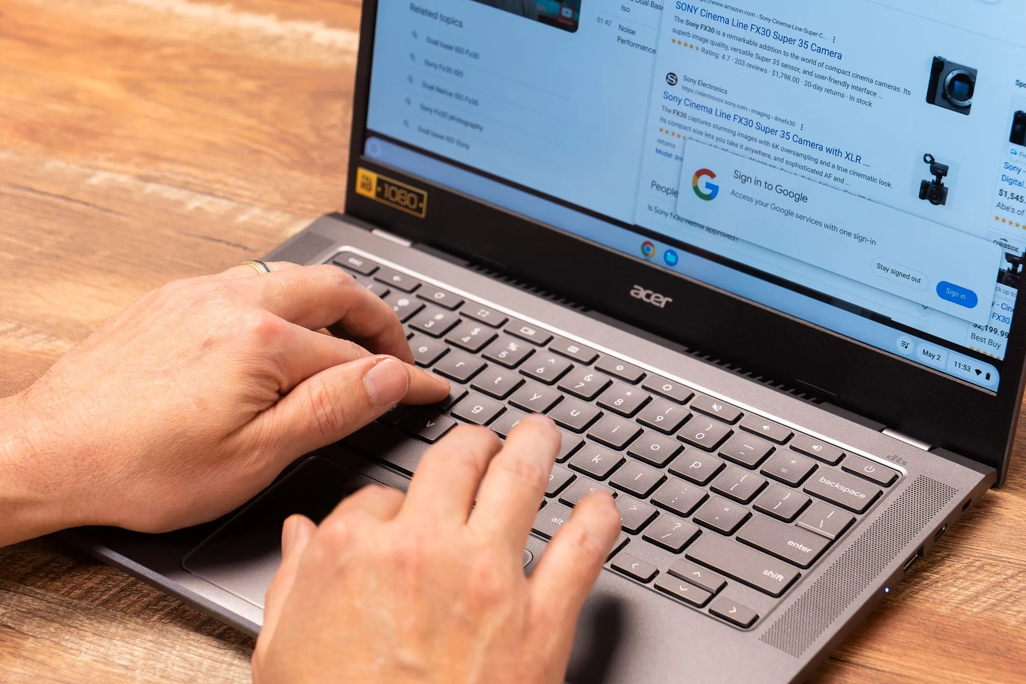 Đôi bàn tay đang gõ phím trên laptop Acer Chromebook Plus, thể hiện sự tương đồng về hệ sinh thái với Chromebox