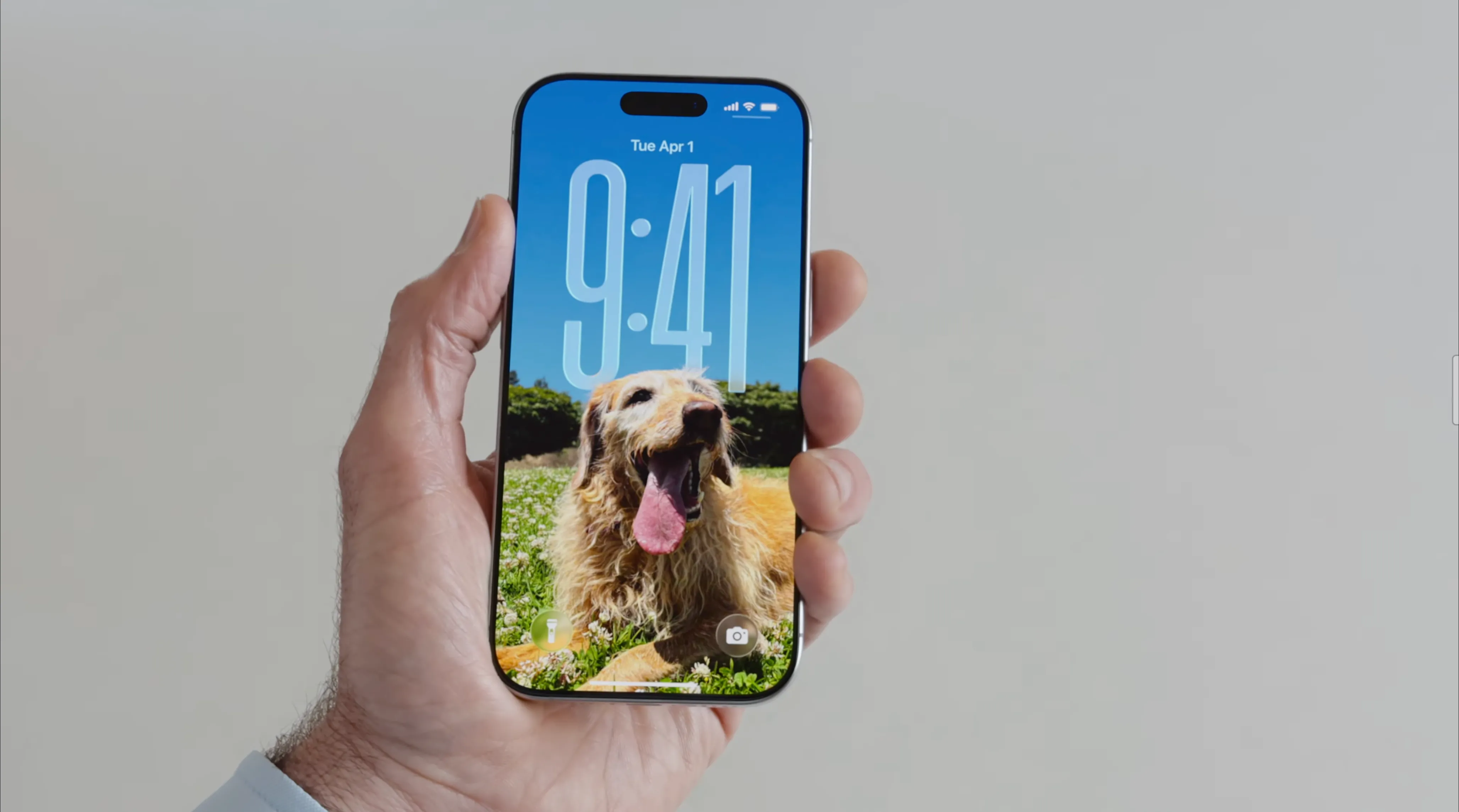 Đồng hồ động trên màn hình khóa iOS 26 với hiệu ứng 3D parallax.