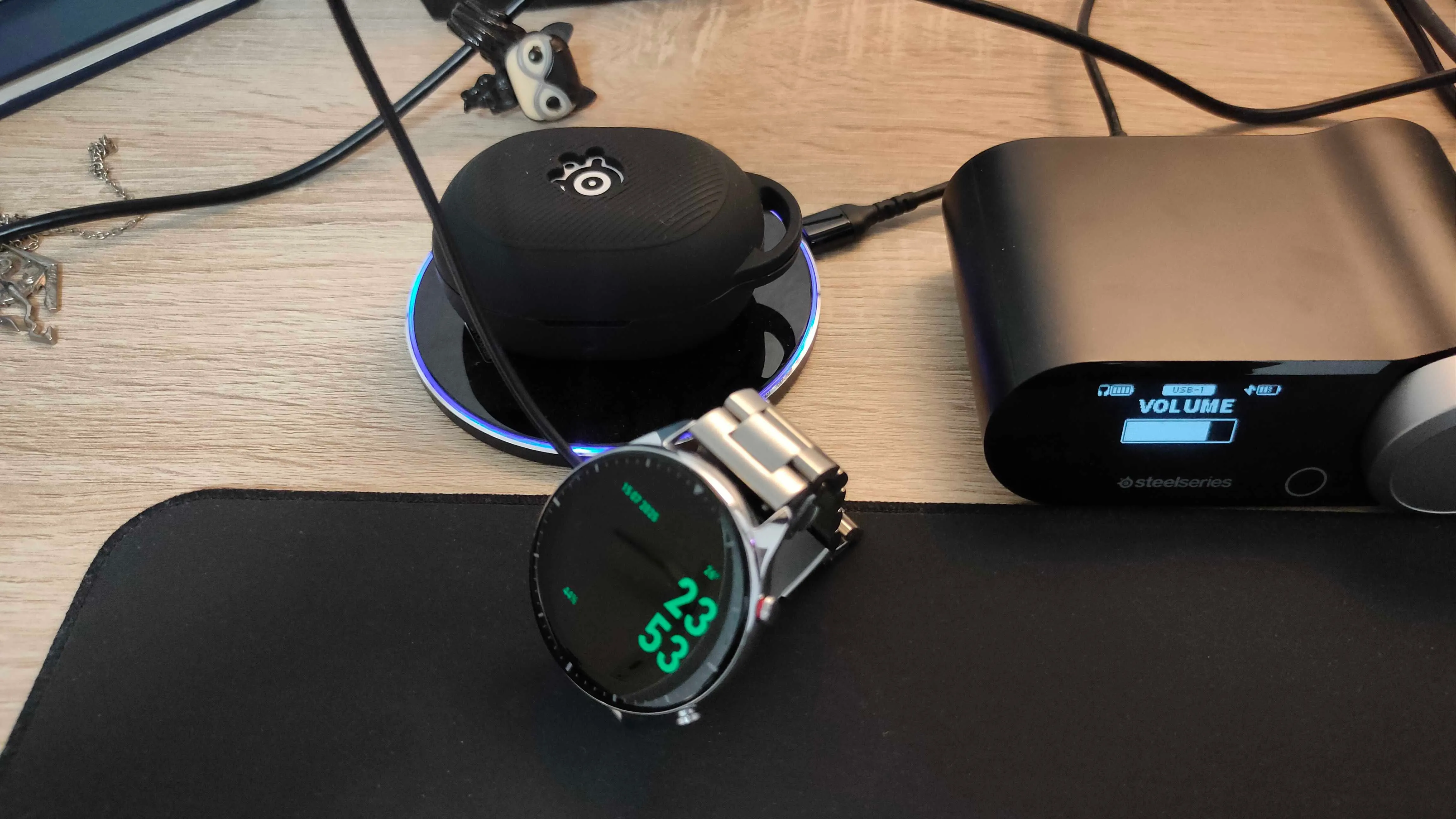 Đồng hồ thông minh Amazfit GTR 2 và tai nghe SteelSeries Arctis GameBuds đang được sạc pin tiện lợi