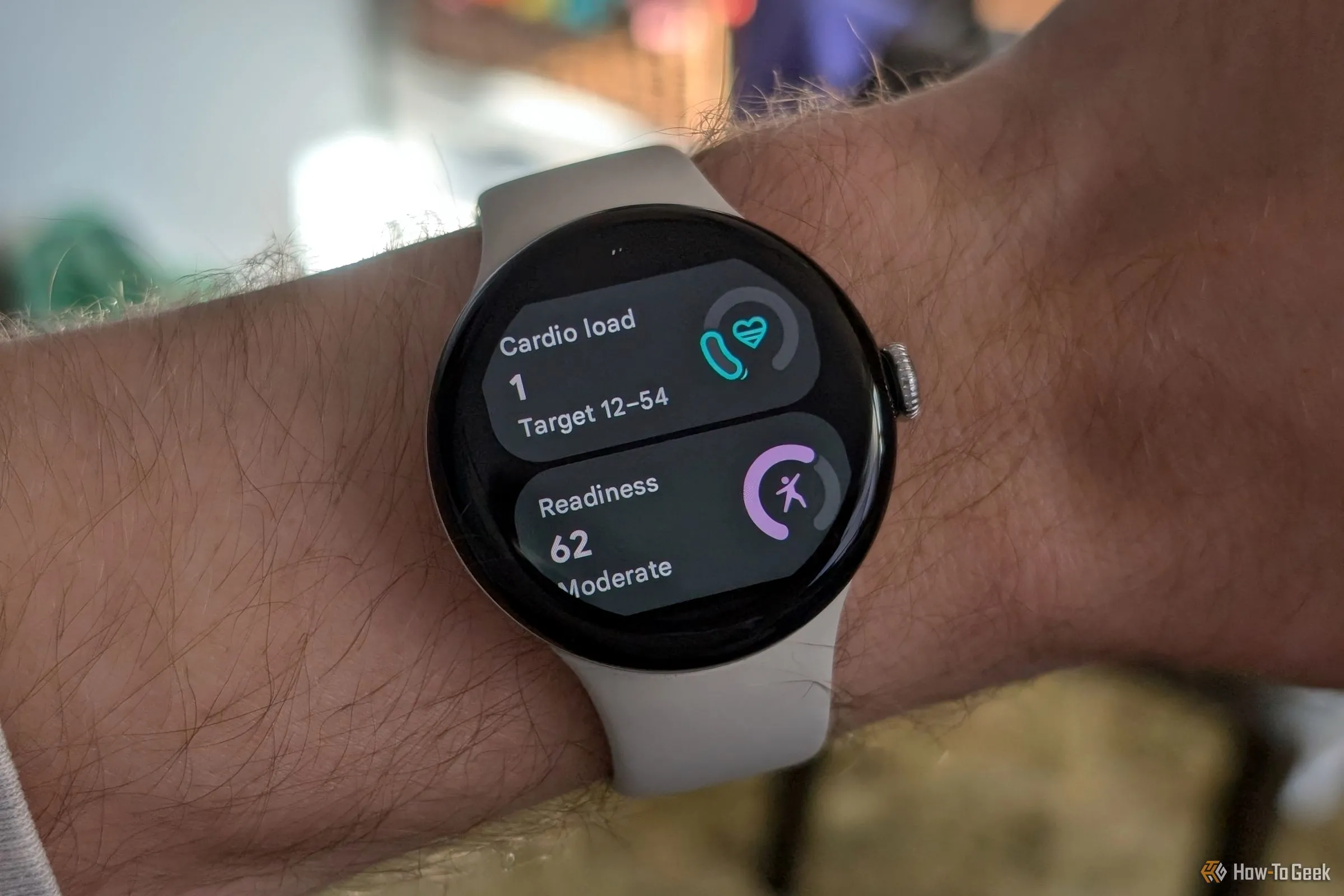 Đồng hồ thông minh Google Pixel Watch 3 trên cổ tay, với tính năng theo dõi sức khỏe quan trọng sắp được triển khai tại Mỹ.