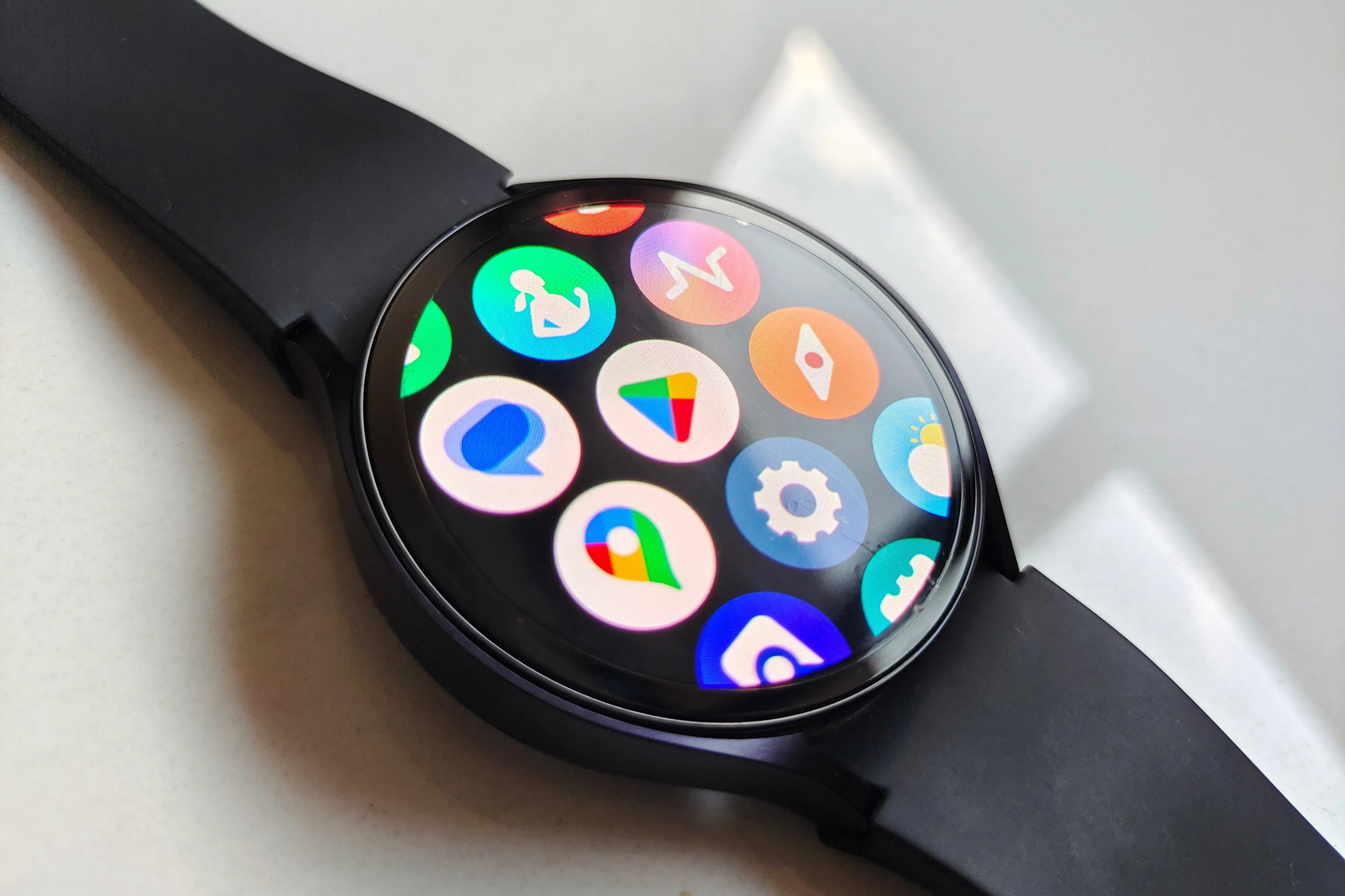 Đồng hồ thông minh Samsung Galaxy Watch 6 chạy Wear OS, một trong những thiết bị sẽ nhận bản cập nhật Wear OS 6.