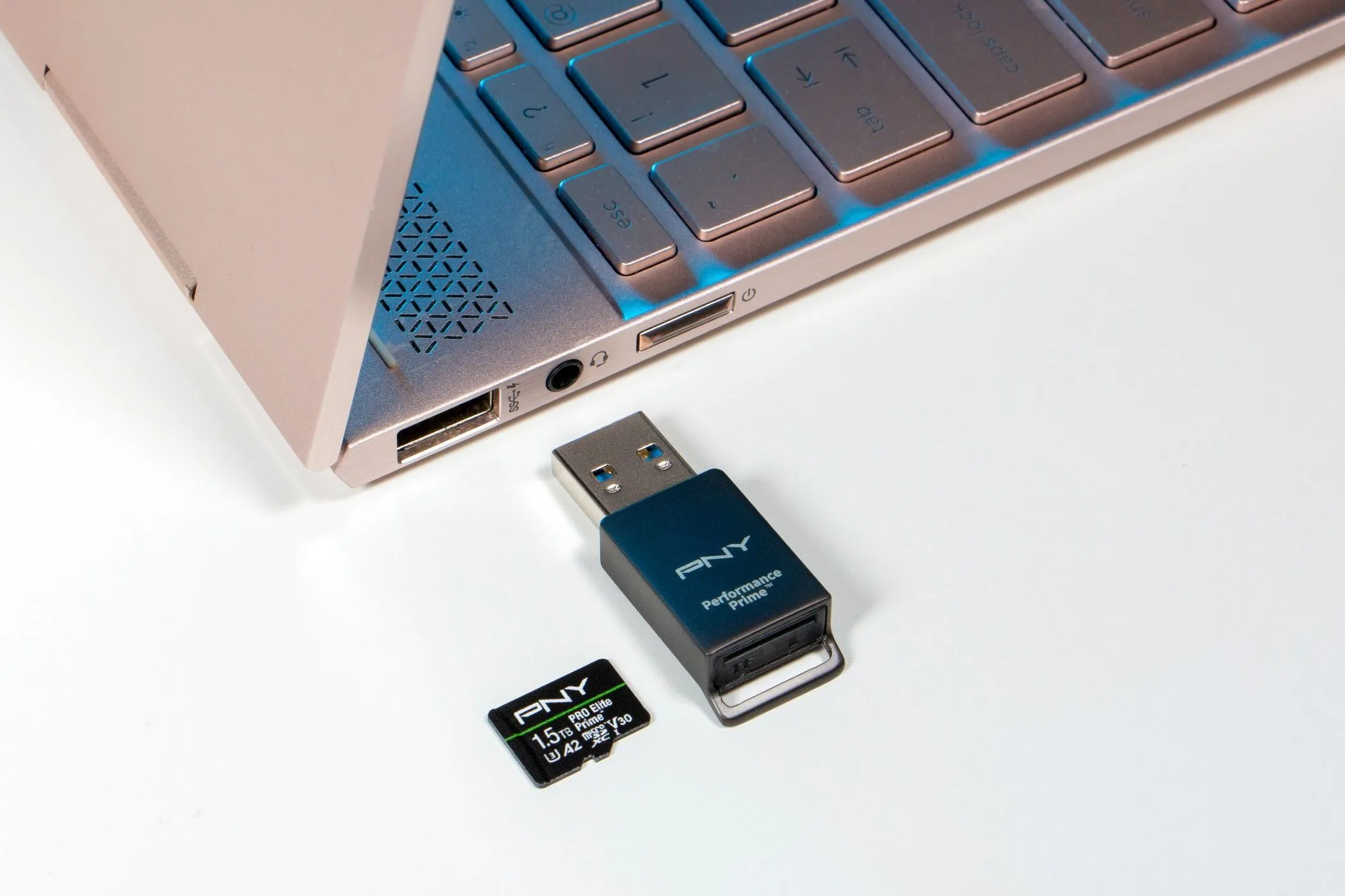 Dòng thẻ nhớ PNY PRO Elite cạnh laptop, tối ưu cho nhu cầu lưu trữ tốc độ cao