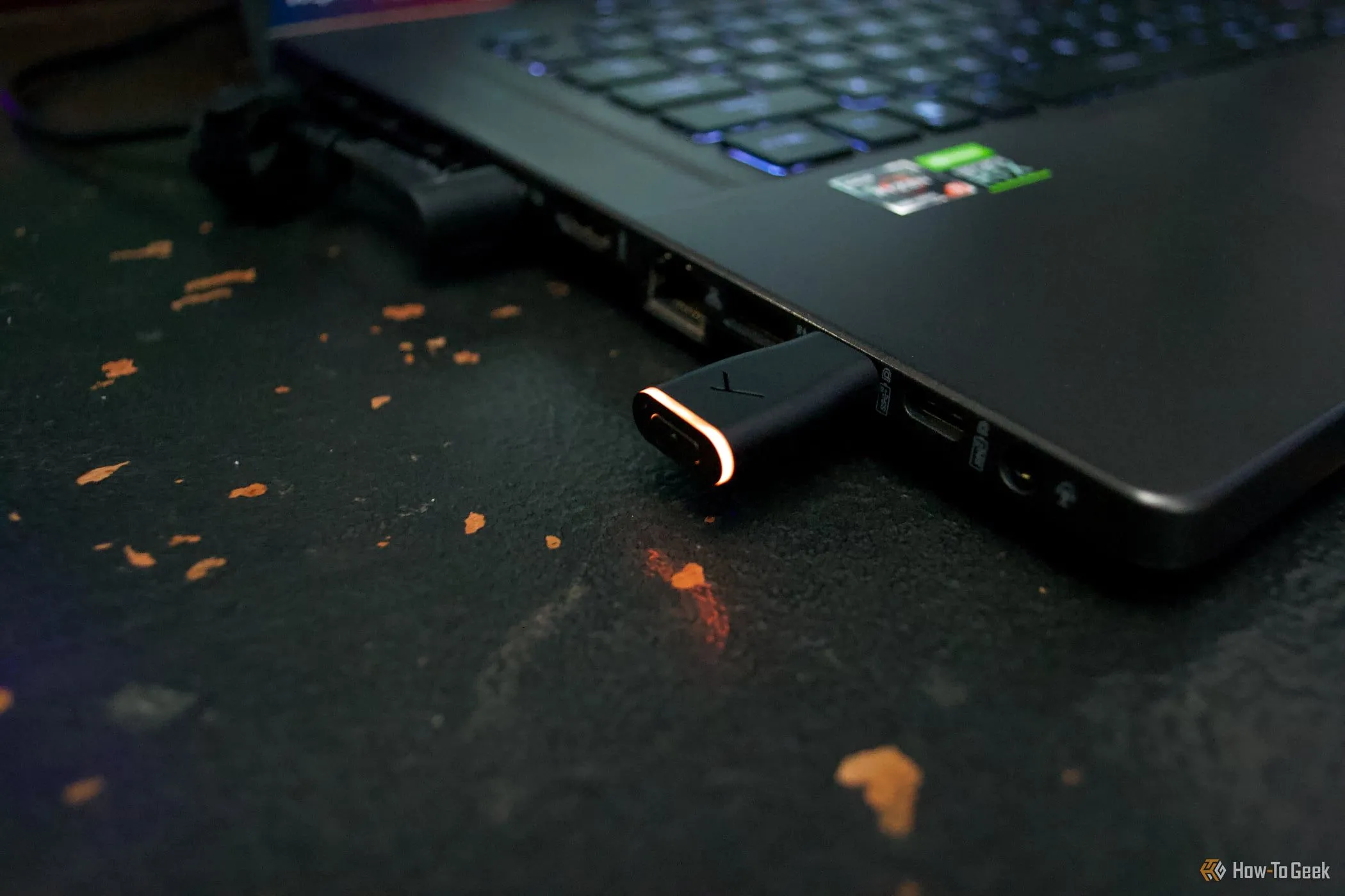 Dongle không dây độ trễ thấp trên tai nghe Beyerdynamic MMX 200.