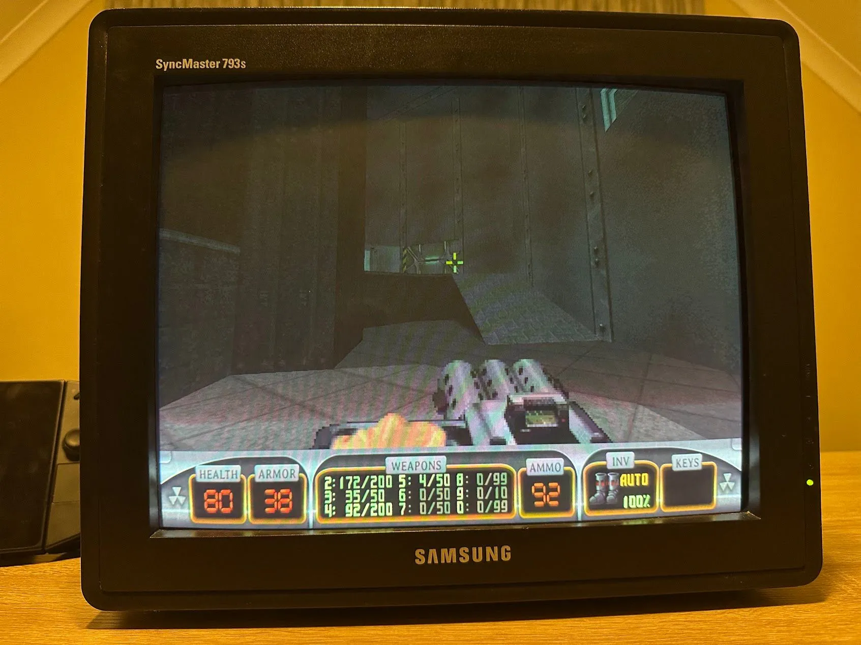Duke Nukem 3D đang chạy trên màn hình CRT, các sprite 2D và môi trường giả 3D hiện lên sống động
