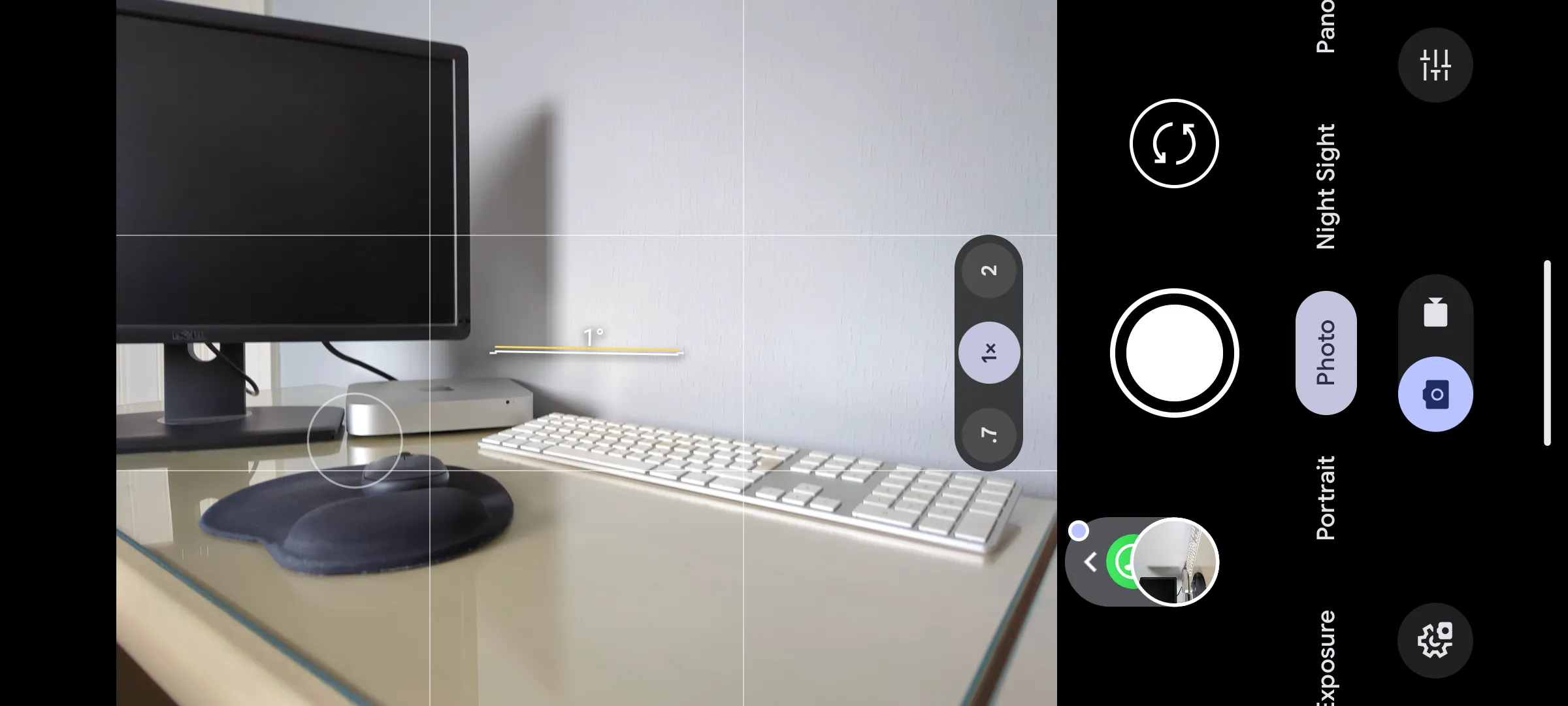 Đường lưới và chỉ báo góc nghiêng, cân bằng trong giao diện Pixel Camera