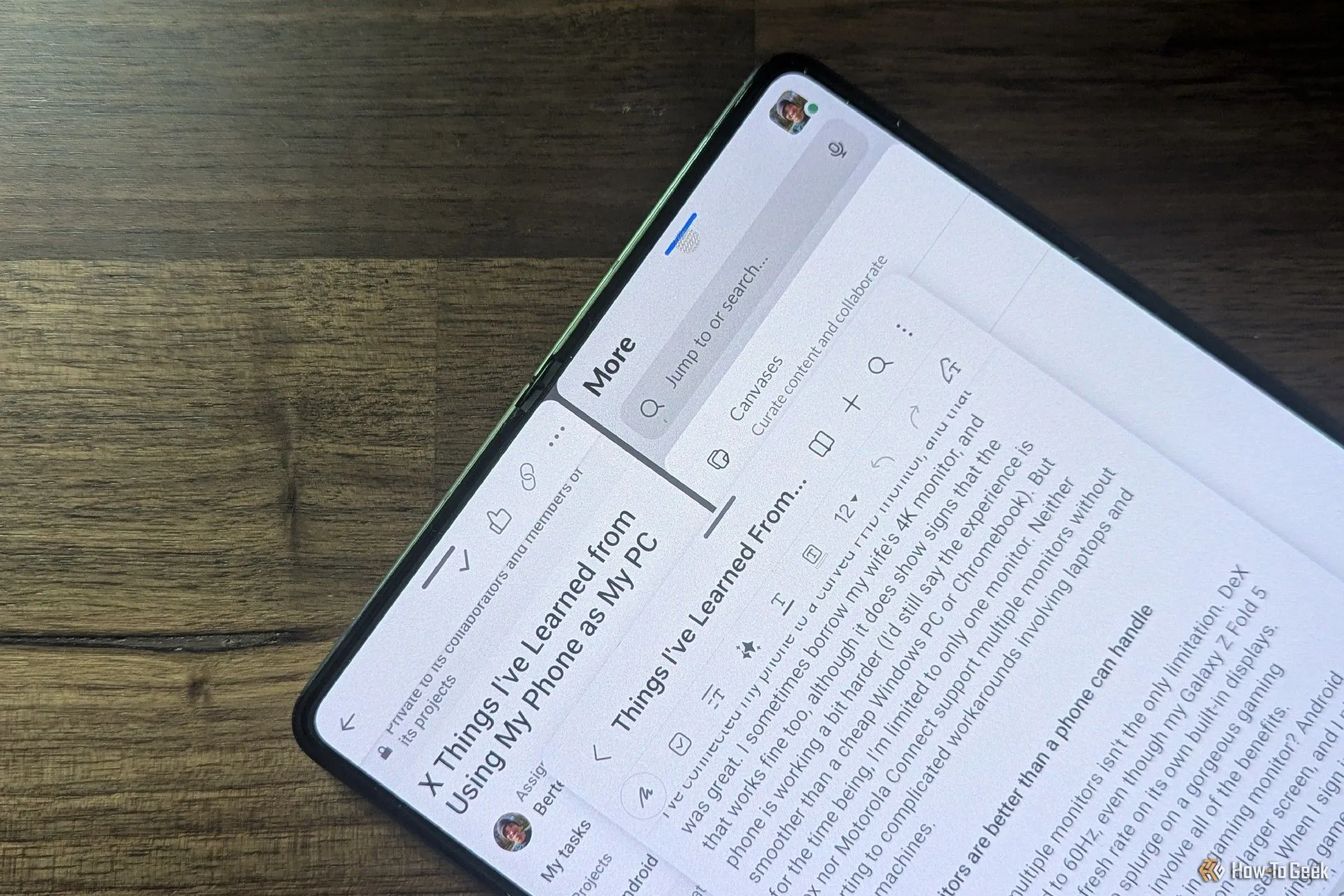 Galaxy Z Fold 5 trên bàn làm việc với nhiều ứng dụng đang mở