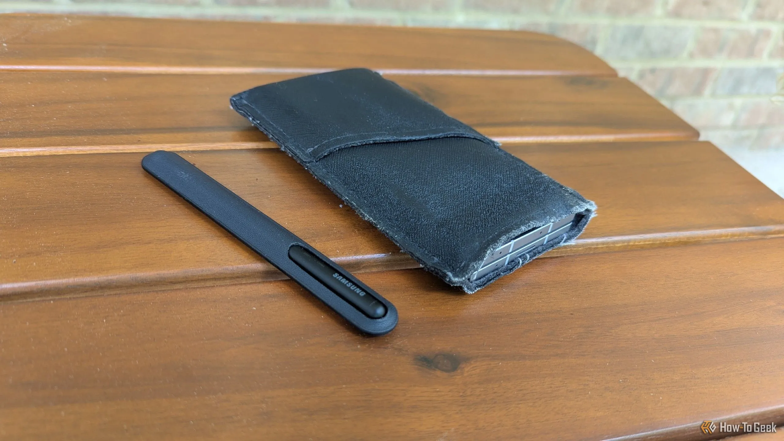 Galaxy Z Fold 6 và S Pen được bảo vệ an toàn trong bao da điện thoại.
