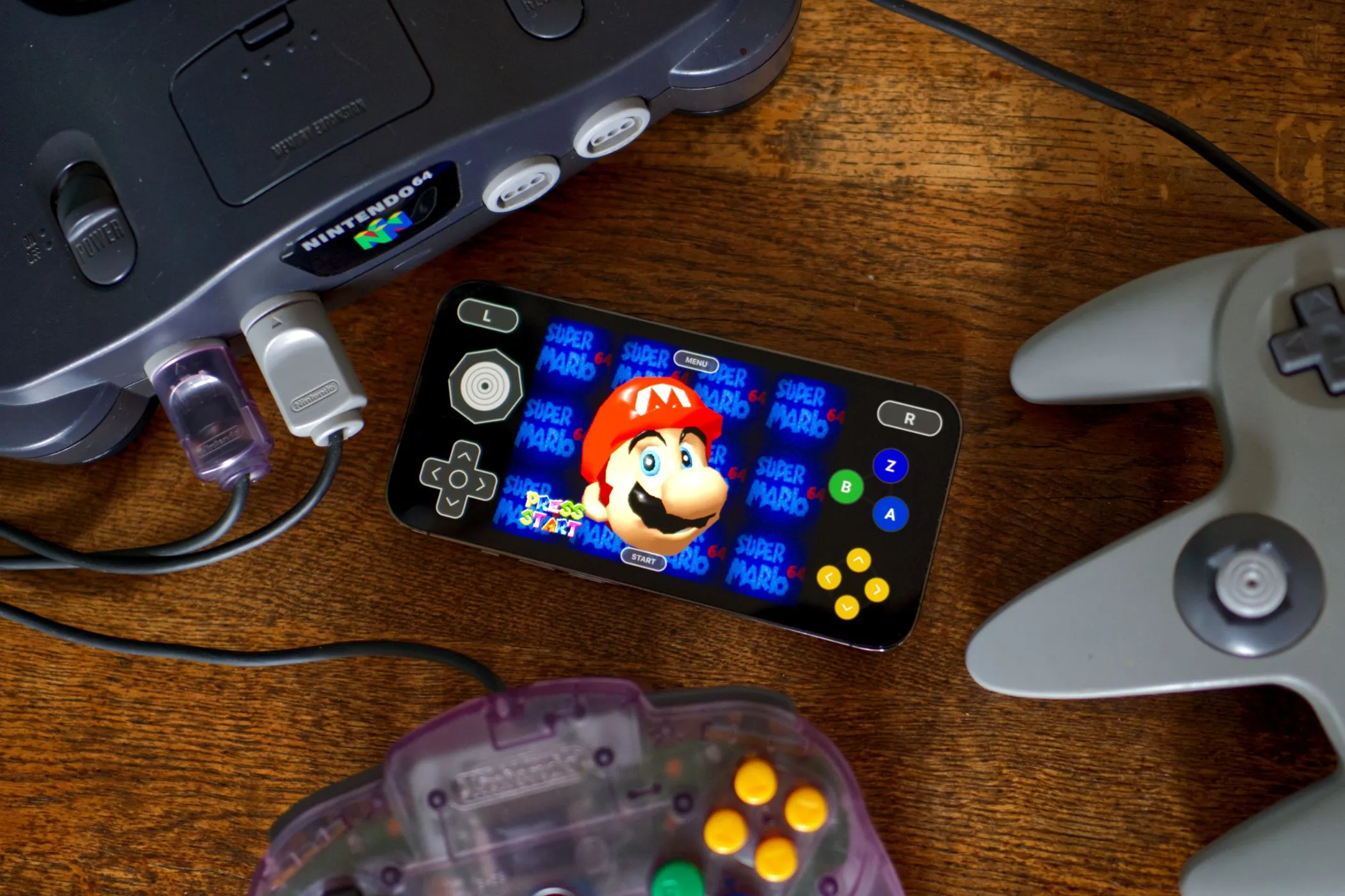Game Super Mario 64 trên Nintendo 64 được chạy mượt mà trên iPhone thông qua trình giả lập Delta, minh chứng cho sự nới lỏng chính sách của Apple