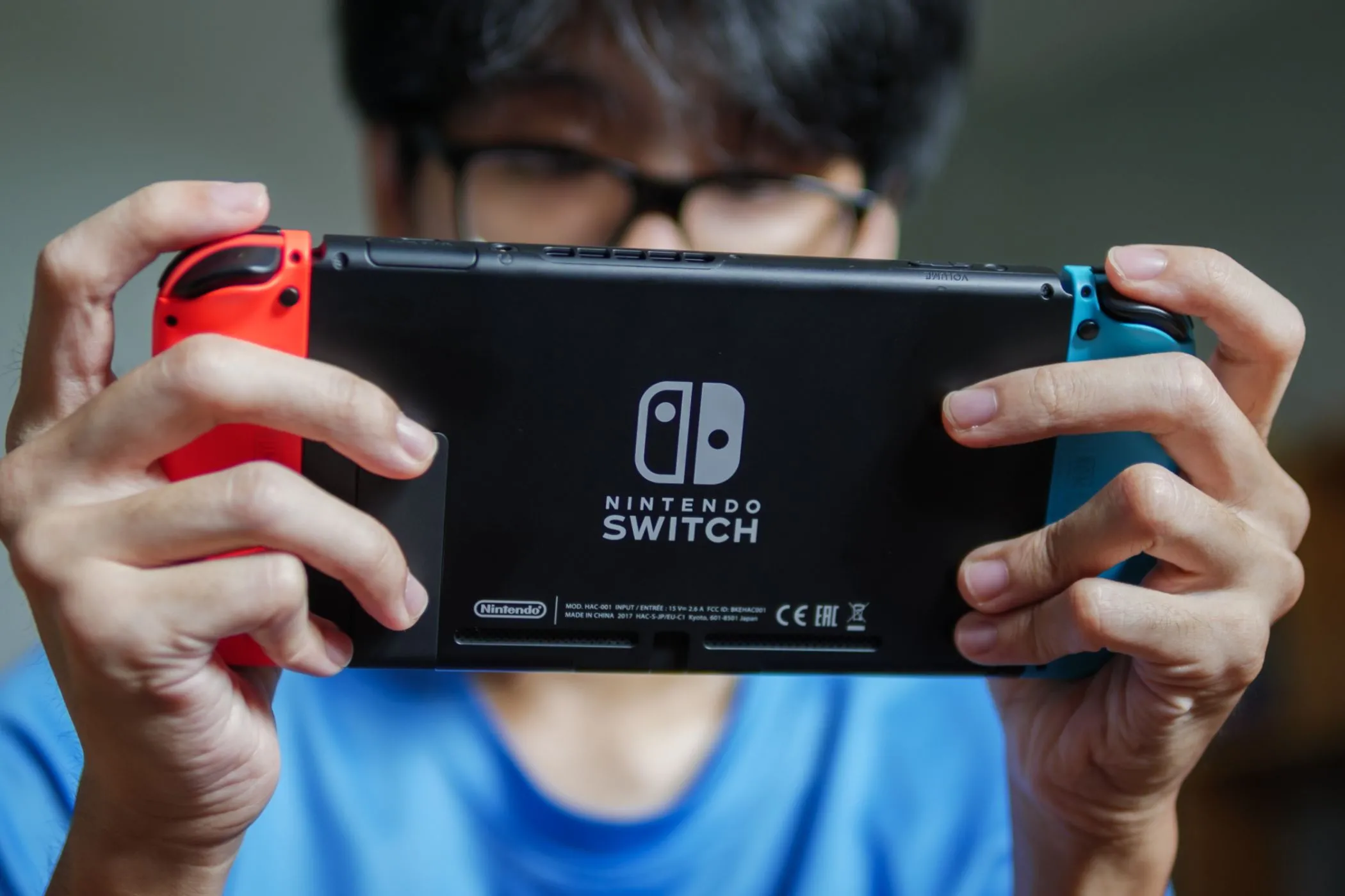 Game thủ trải nghiệm Nintendo Switch ở chế độ cầm tay, minh họa vấn đề tối ưu hóa kém của game F2P trên nền tảng di động.