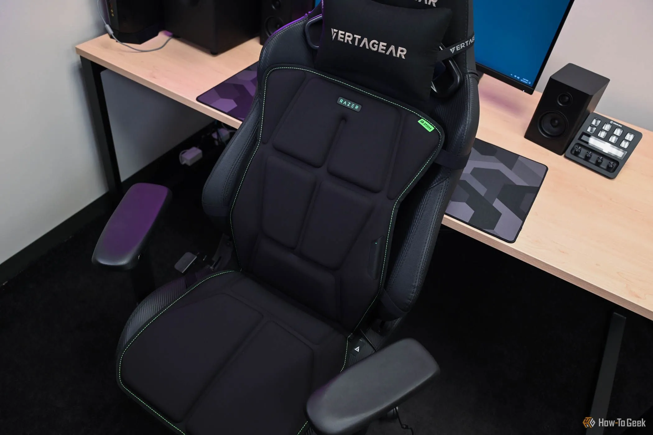 Ghế gaming Razer Freyja đặt trước bàn làm việc, minh họa không gian cần thiết cho một dàn PC gaming.