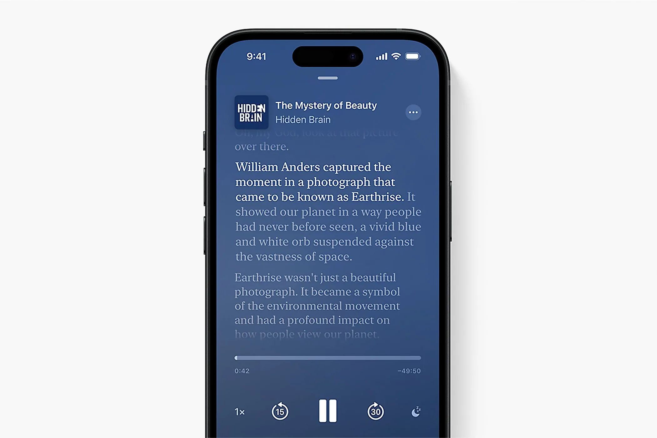 Giao diện Apple Podcasts với phụ đề tự động cho một tập podcast