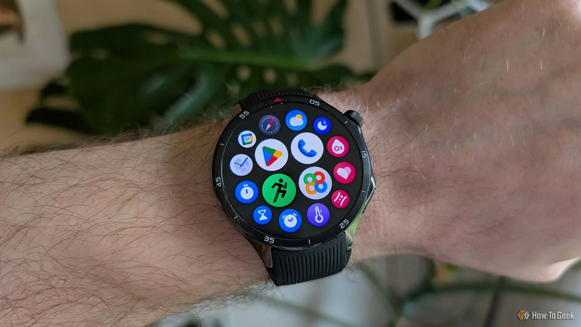 Giao diện danh sách ứng dụng trên đồng hồ thông minh OnePlus Watch 3, minh họa xu hướng nhiều ứng dụng trên smartwatch hiện đại.