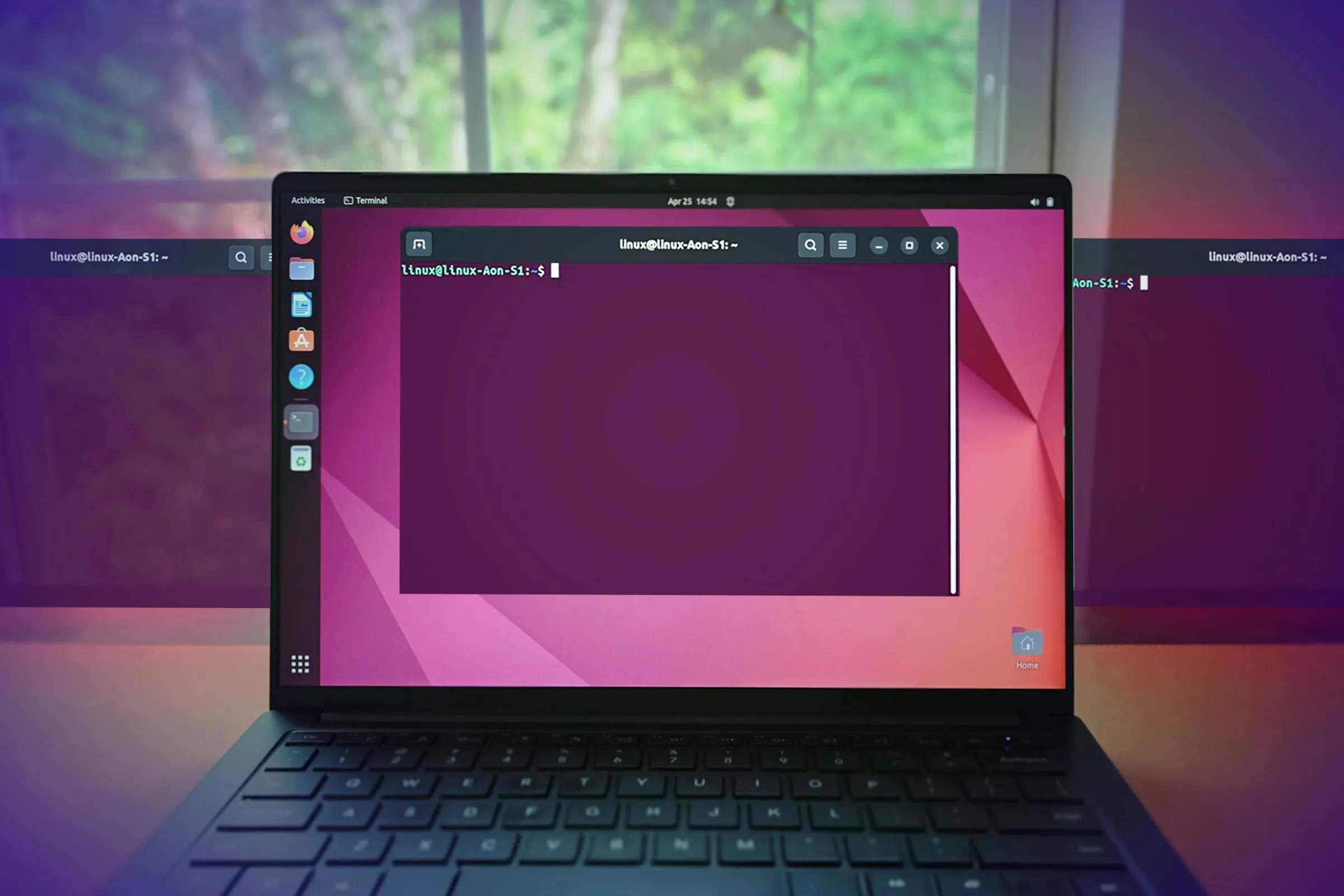 Giao diện dòng lệnh Linux Terminal đang mở trên một máy tính xách tay, minh họa khả năng của lệnh bash.