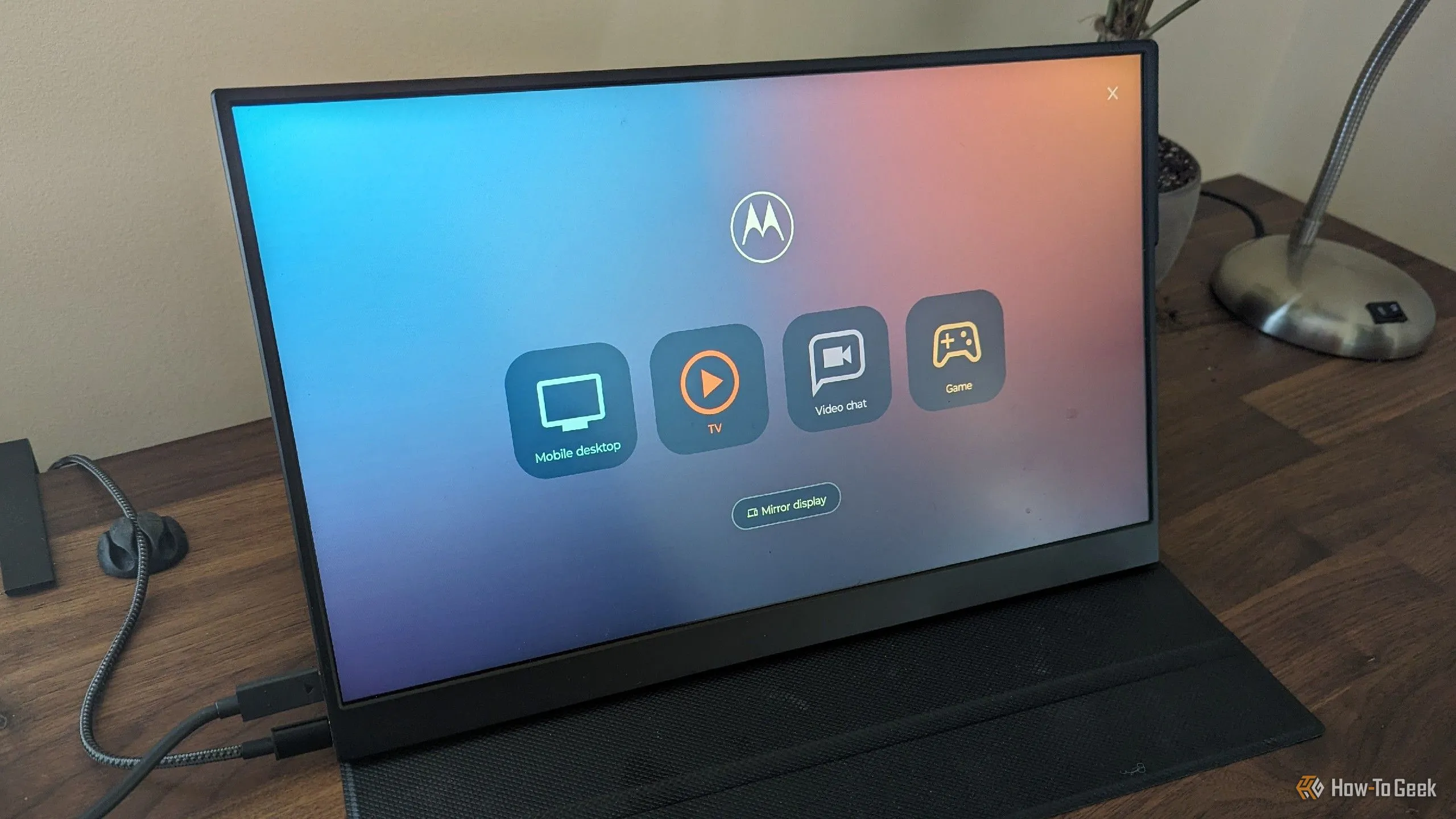 Giao diện launcher Motorola Ready For trên màn hình di động, hiển thị các tùy chọn đa phương tiện.