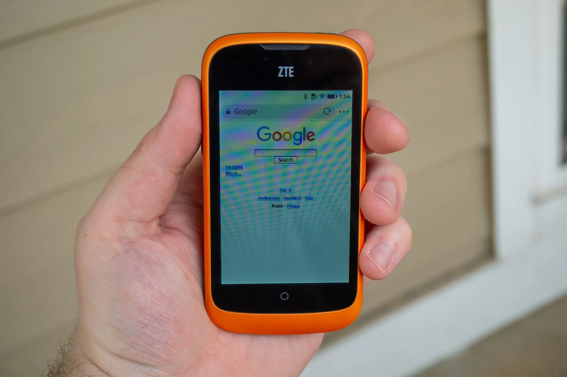 Giao diện màn hình chính của Firefox OS trên điện thoại ZTE Open, minh họa trải nghiệm người dùng.