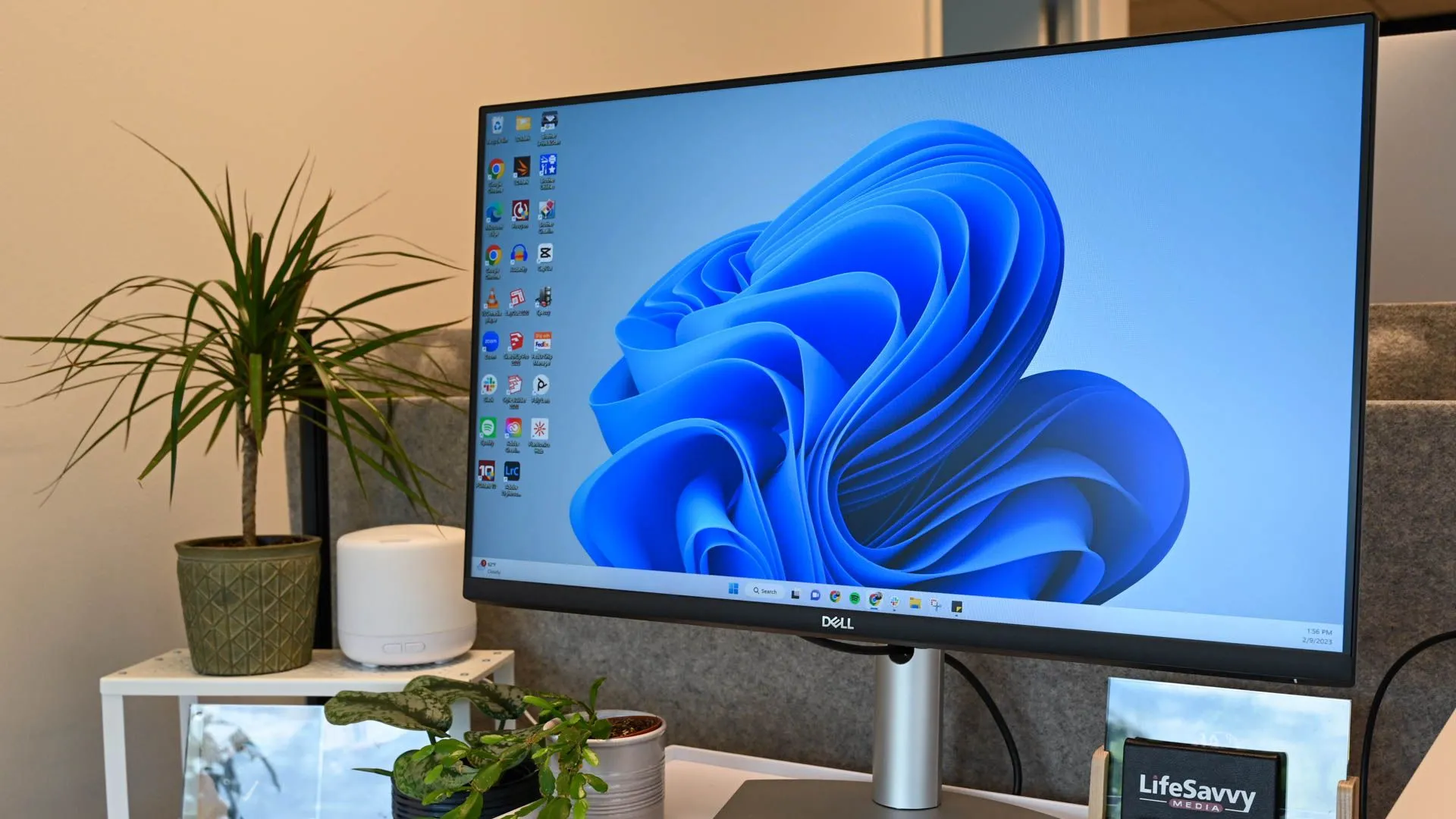 Giao diện màn hình chính Windows 11 hiện đại với các biểu tượng và thanh tác vụ được căn giữa.