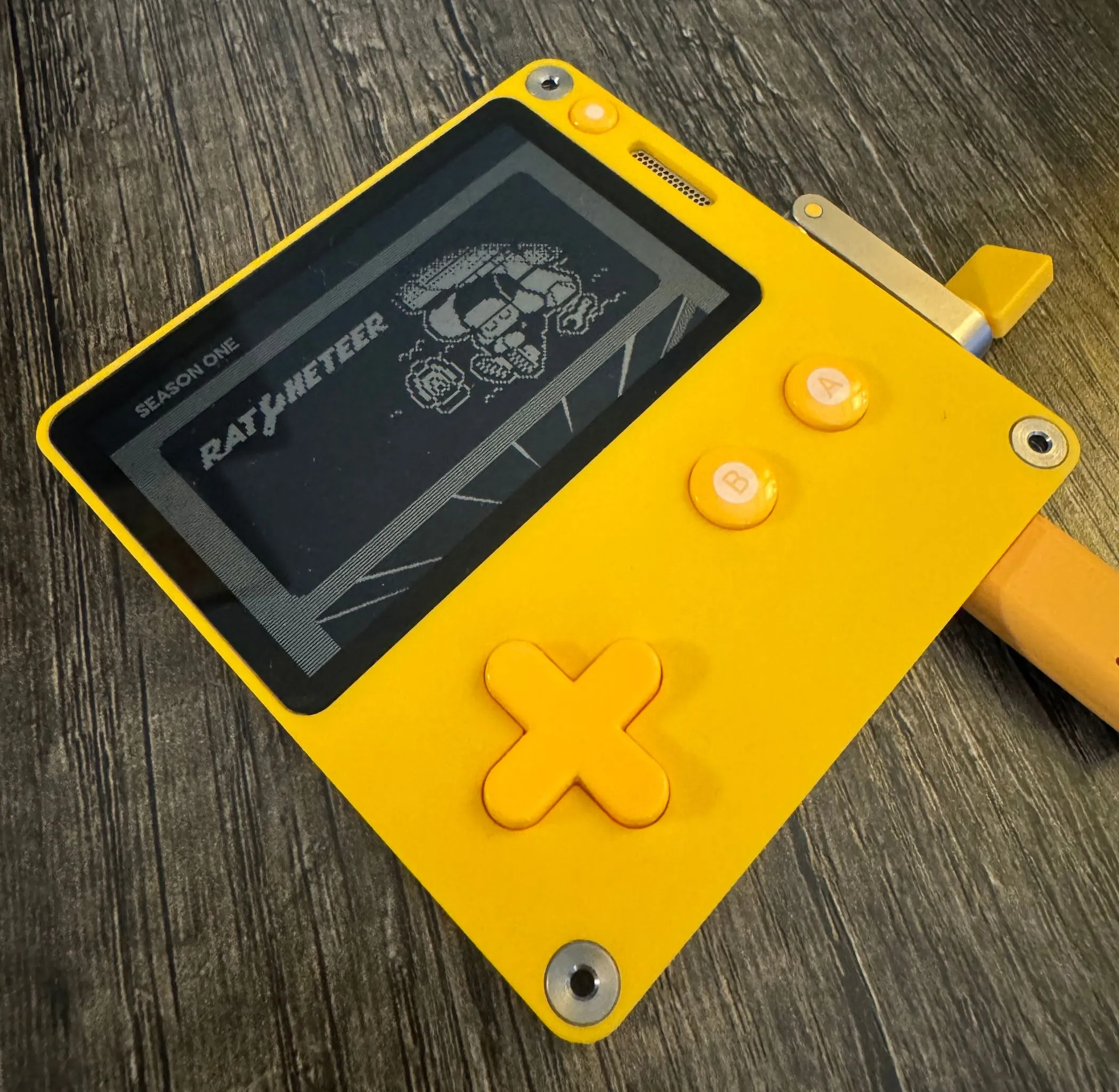 Giao diện màn hình menu đơn sắc của máy Panic Playdate