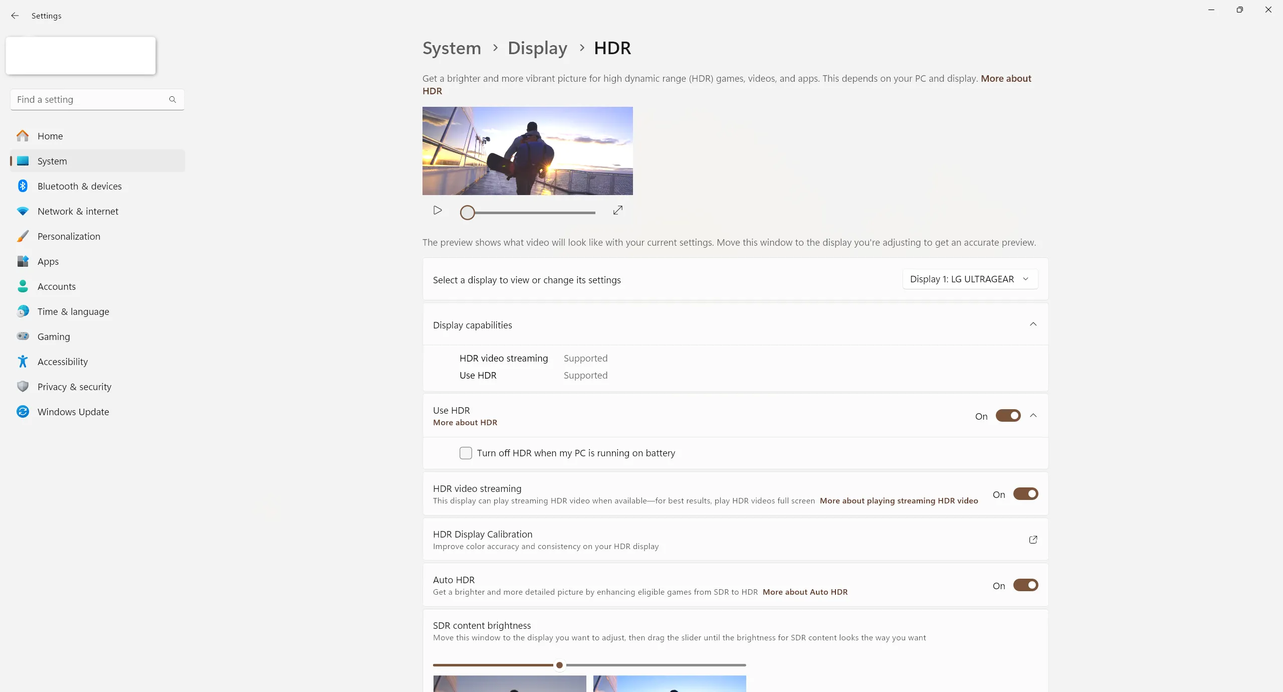 Giao diện menu HDR trong Windows 11, hiển thị các tùy chọn để bật tính năng HDR và điều chỉnh cài đặt hiển thị.