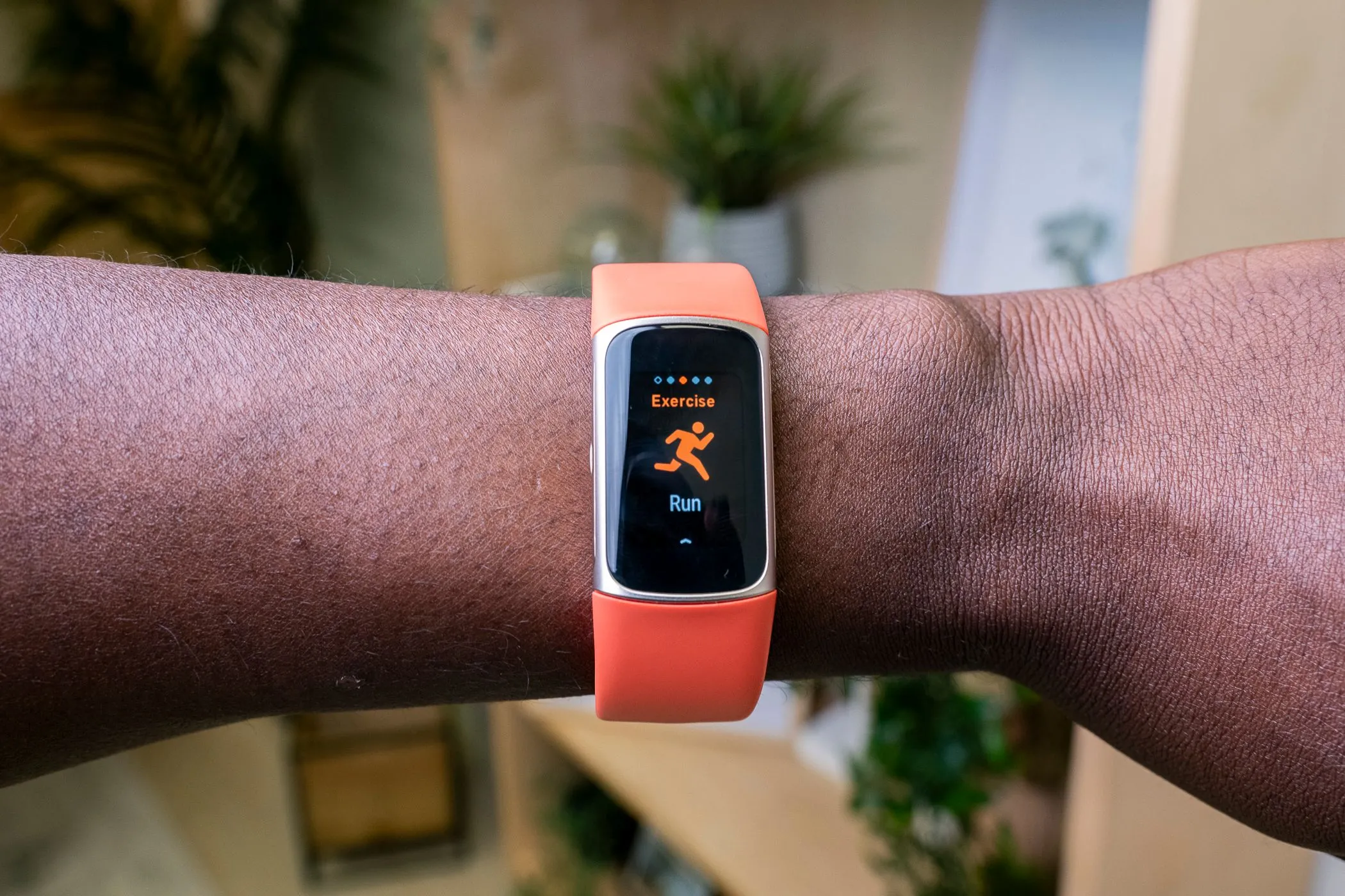 Giao diện ứng dụng Fitbit trên điện thoại, nhắc nhở người dùng di chuyển dữ liệu sang tài khoản Google.
