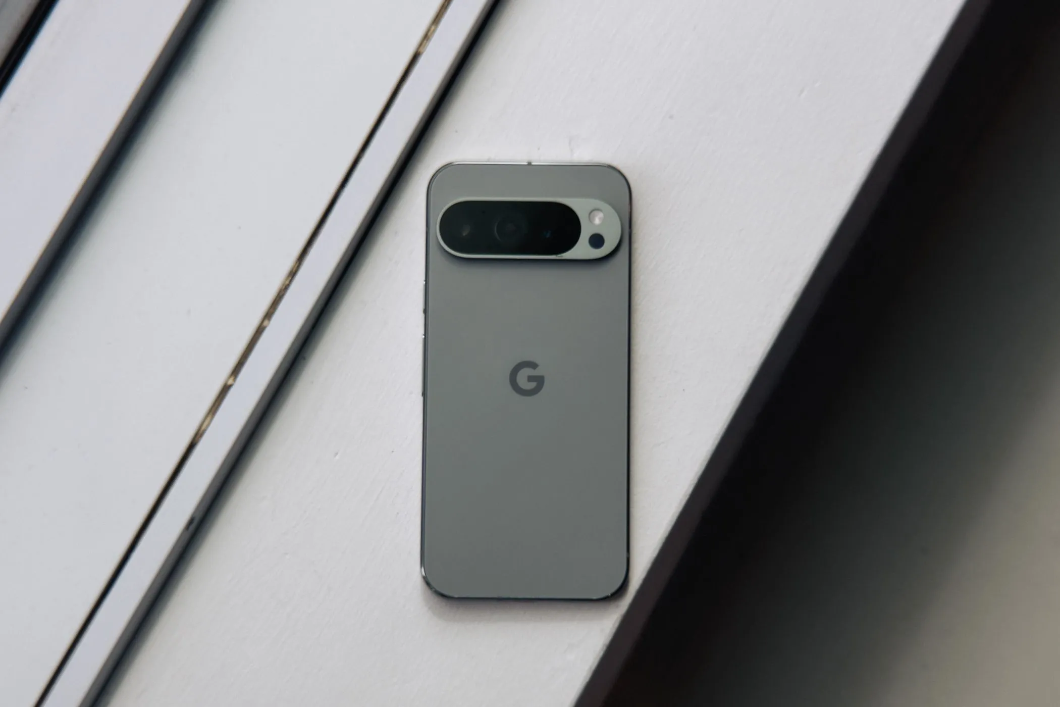 Google Pixel 9 Pro XL màu xanh nổi bật trên nền trắng, thể hiện thiết kế cao cấp và cụm camera