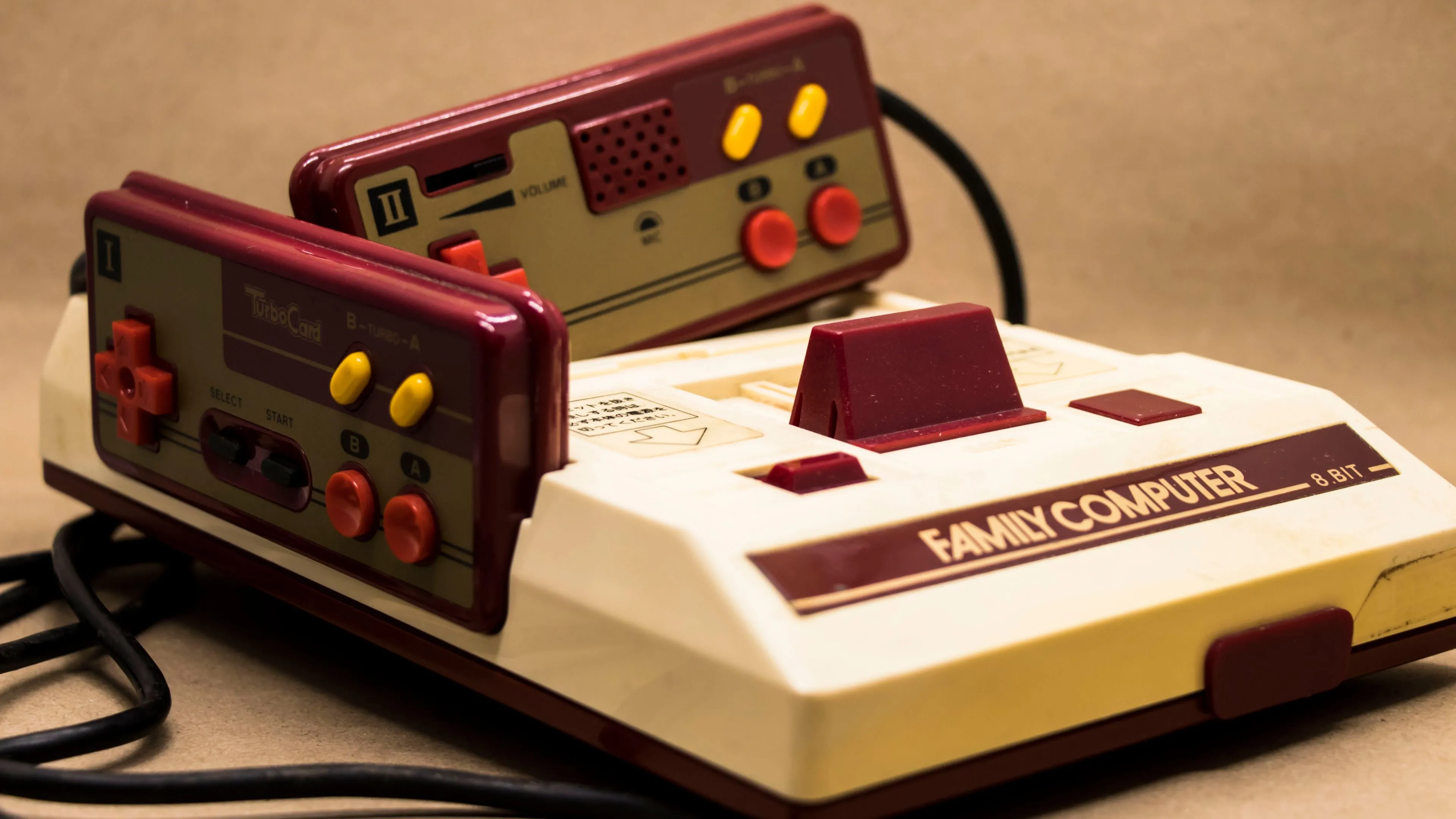 Hệ máy chơi game Nintendo Famicom, nổi bật với tay cầm tích hợp micro.