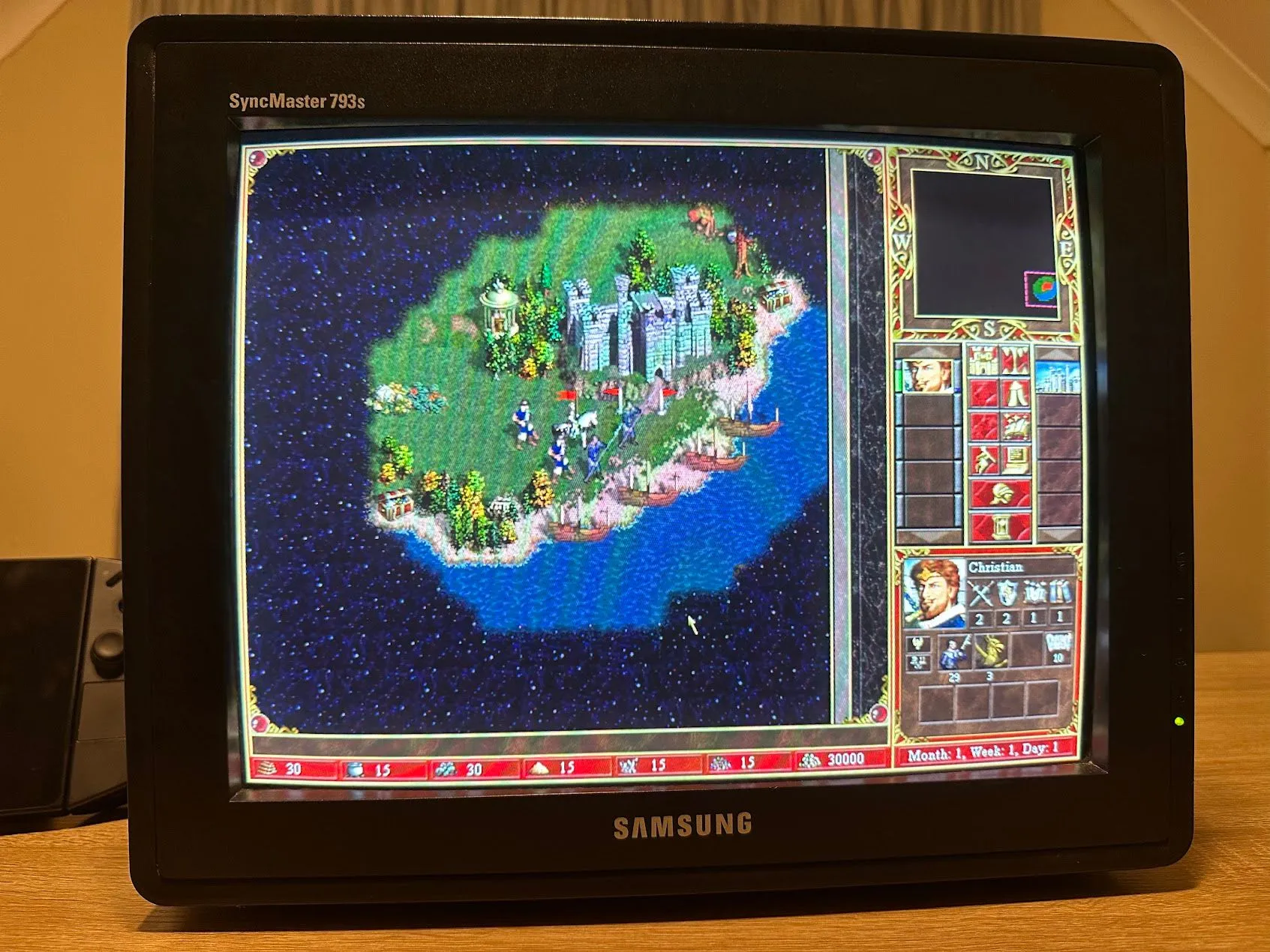 Heroes of Might and Magic III hiển thị trên CRT, giao diện bản đồ thế giới chiến thuật rõ ràng