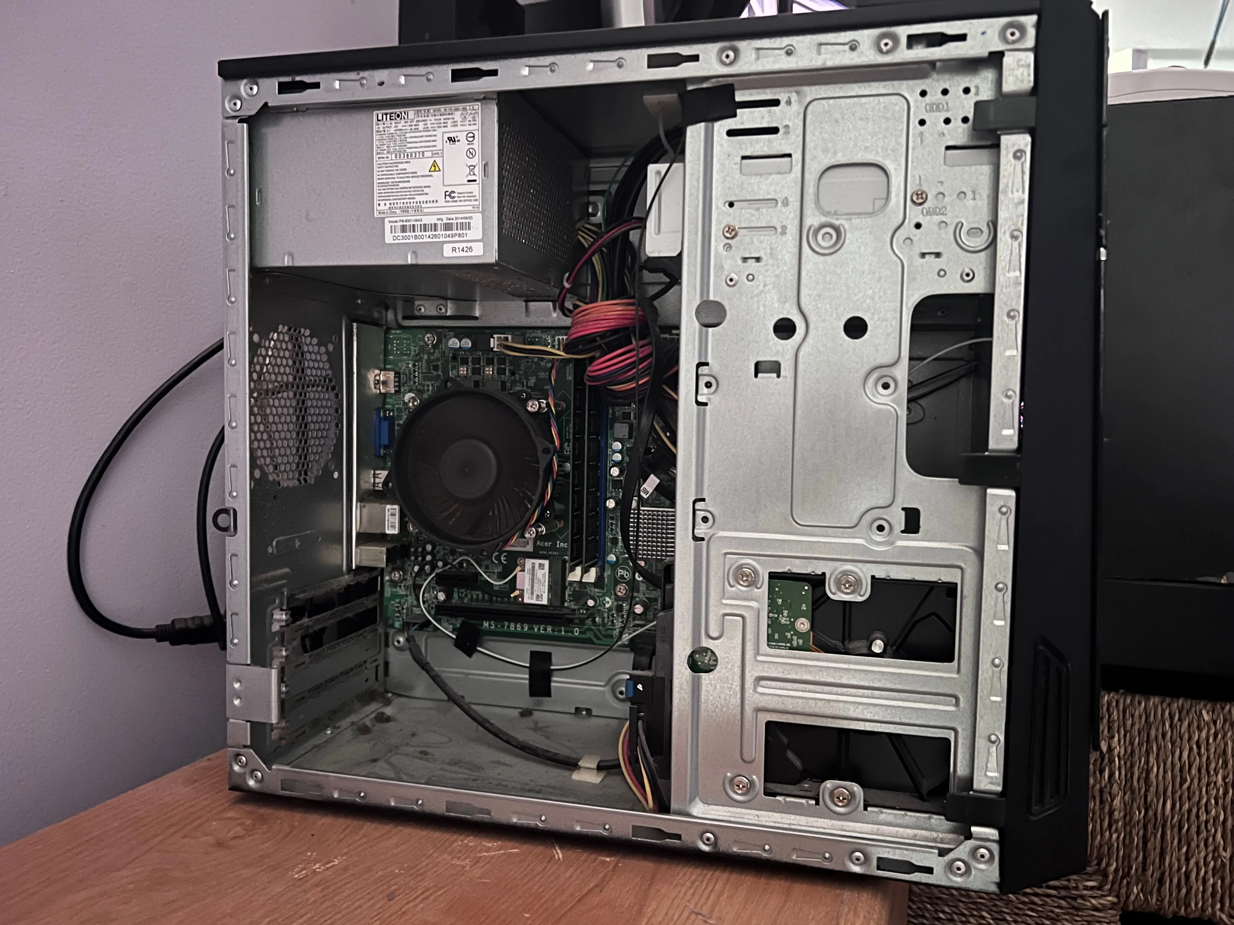 Hình ảnh bên trong máy tính để bàn Acer sau khi tháo tấm panel bên hông