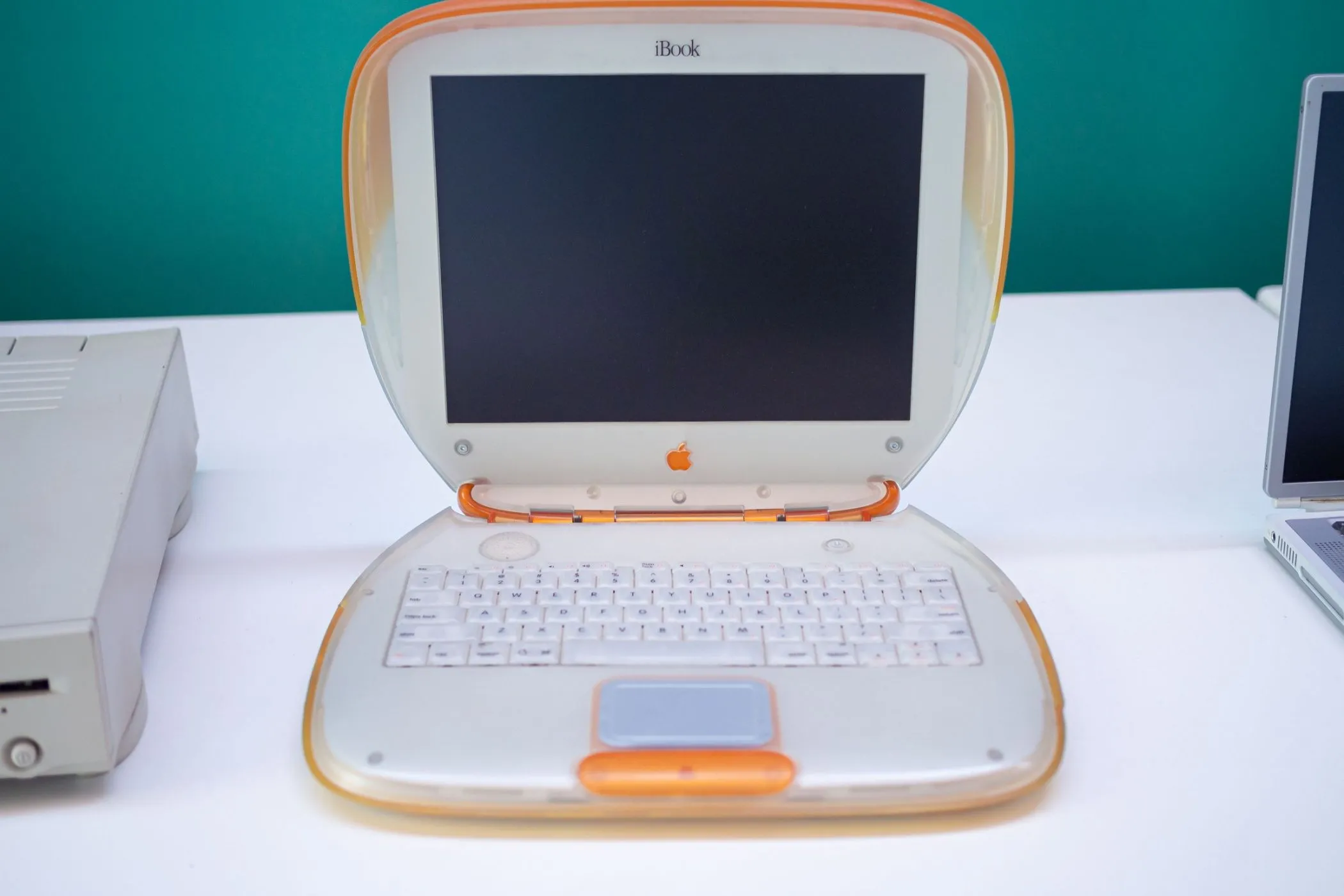 Hình ảnh chiếc Apple iBook G3 đời 1999, thể hiện phong cách thiết kế độc đáo và bền bỉ của Apple từ quá khứ.