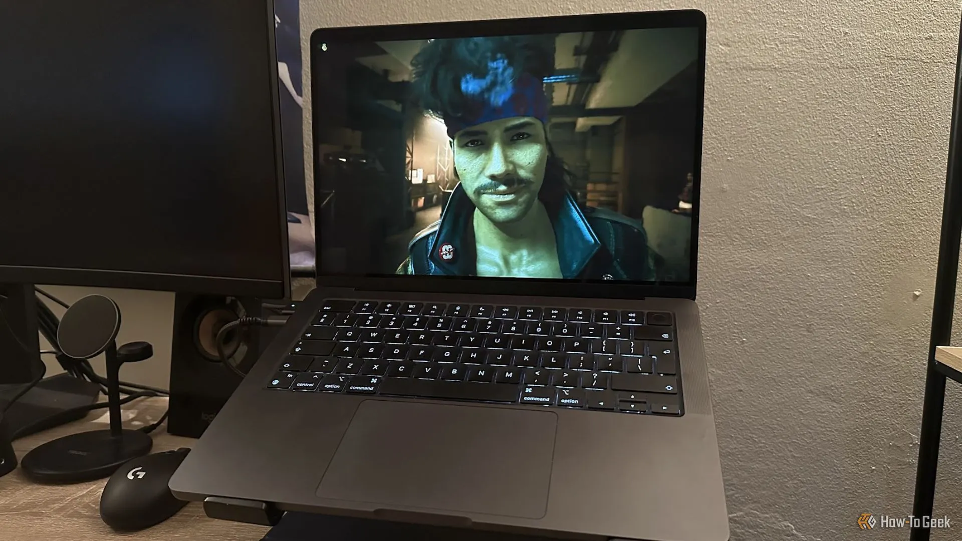 Hình ảnh Cyberpunk 2077 đang chạy mượt mà trên một chiếc MacBook, minh họa hiệu quả tối ưu của một số tựa game.