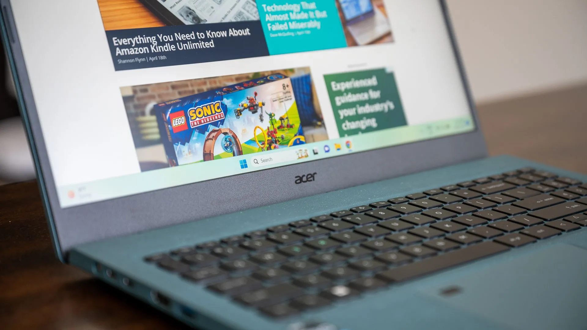 Hình ảnh laptop chạy Windows 11 trên bàn, minh họa cho vấn đề quảng cáo cá nhân hóa.