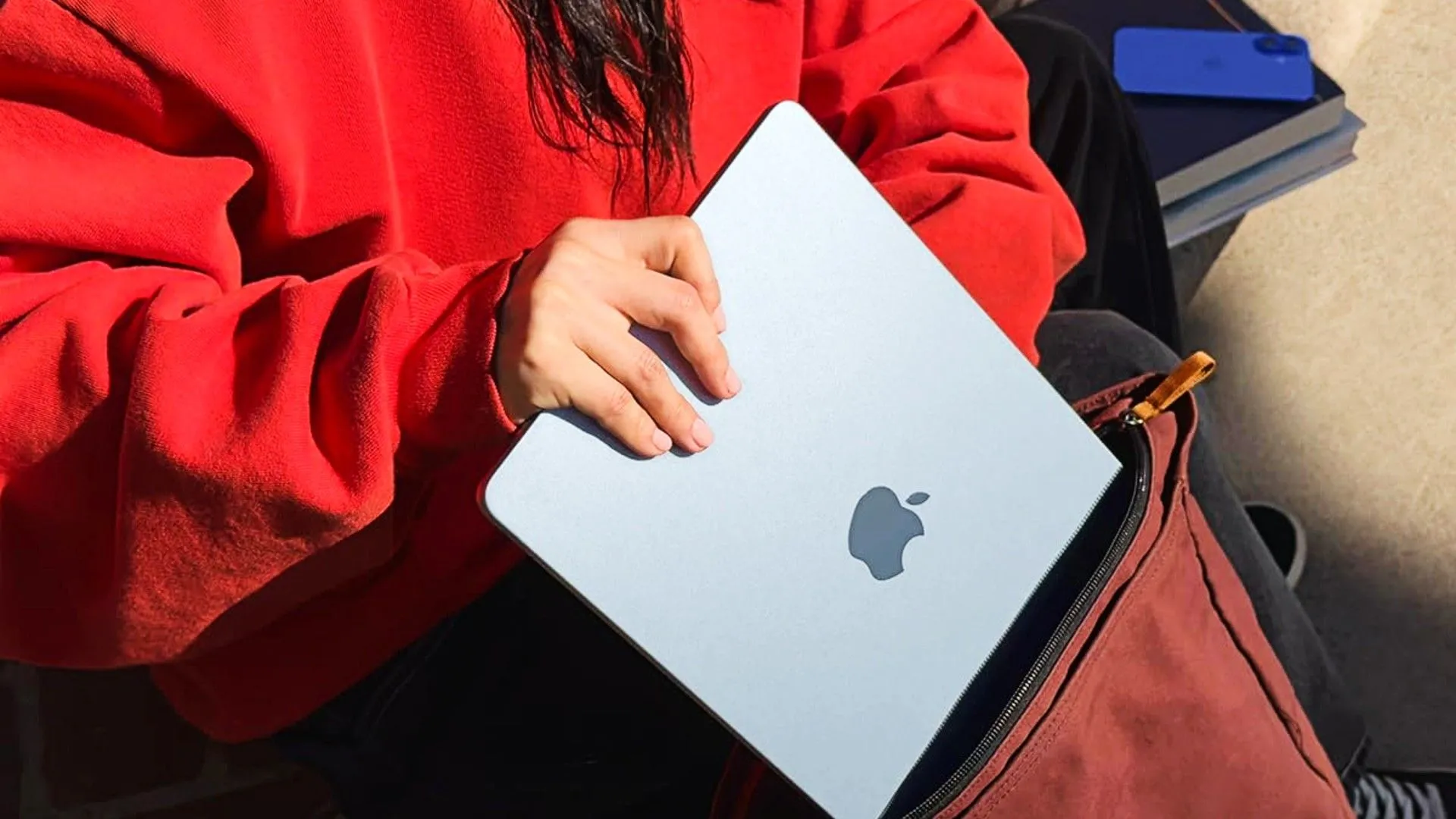 Hình ảnh MacBook Air M4 đang được đặt vào túi, minh họa thiết kế cao cấp và di động của dòng Air.
