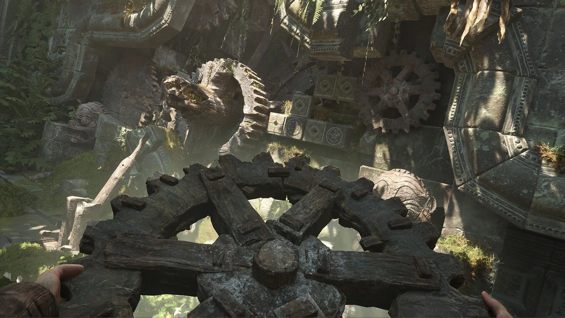 Hình ảnh quảng bá game Indiana Jones và Vòng Tròn Lớn, cho thấy Indiana Jones sử dụng chiếc roi đặc trưng của mình để chiến đấu trong một khu vực cổ kính