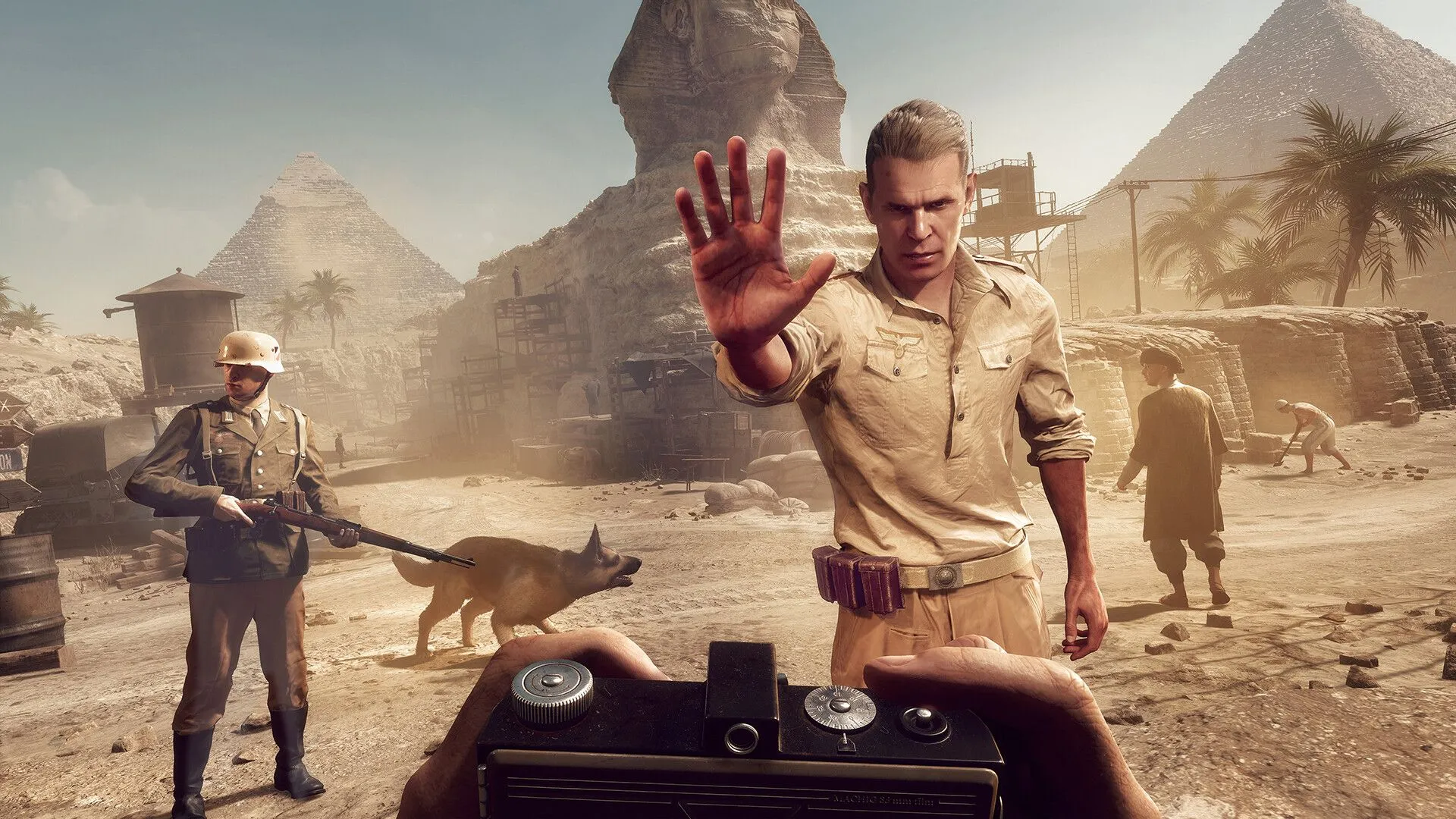 Hình ảnh quảng bá game Indiana Jones và Vòng Tròn Lớn, với cảnh Indiana Jones khám phá những tàn tích cổ đại dưới ánh nắng mặt trời rực rỡ, thể hiện sự đa dạng của môi trường