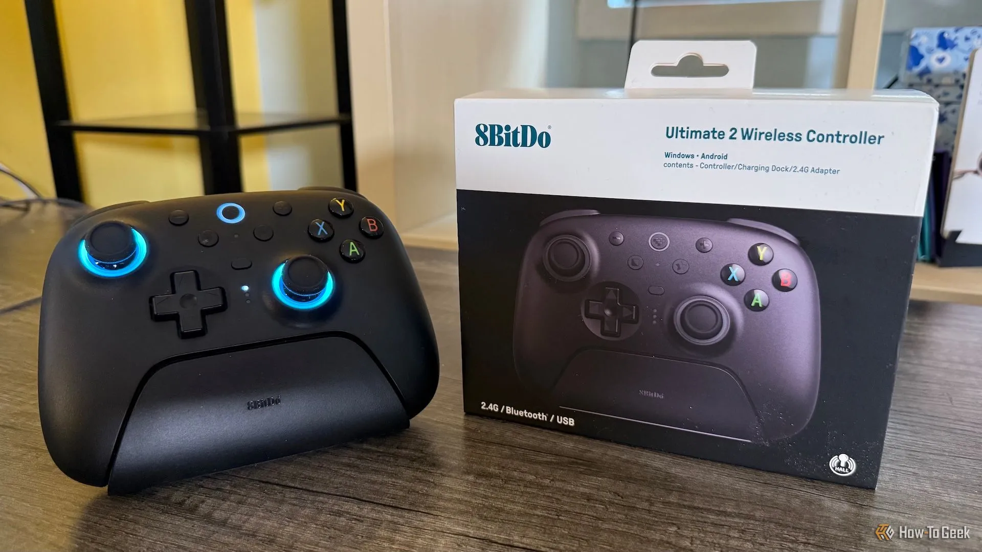 Hộp đựng và tay cầm 8BitDo Ultimate 2 Wireless Controller, sẵn sàng cho trải nghiệm chơi game